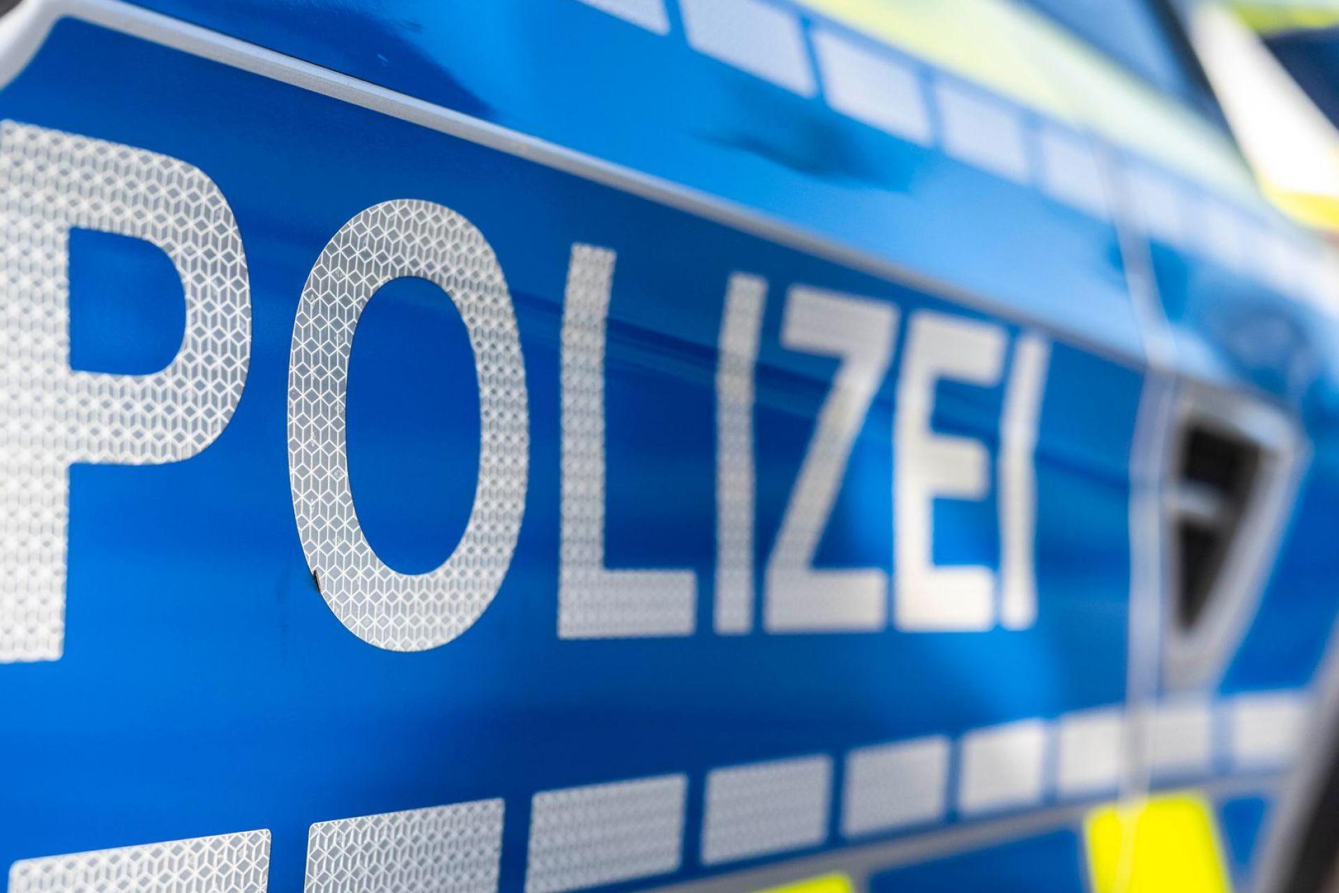 In Ebermannsdorf gaben sich Unbekannte als Polizisten aus und kassierten einen Lkw-Fahrer ab. (Symbolbild: David Inderlied/dpa)