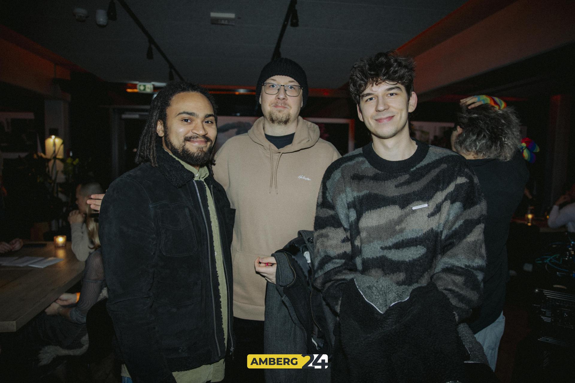 Die Fotoausstellung in der Skybar am Samstag. (Bild: Lolografie)