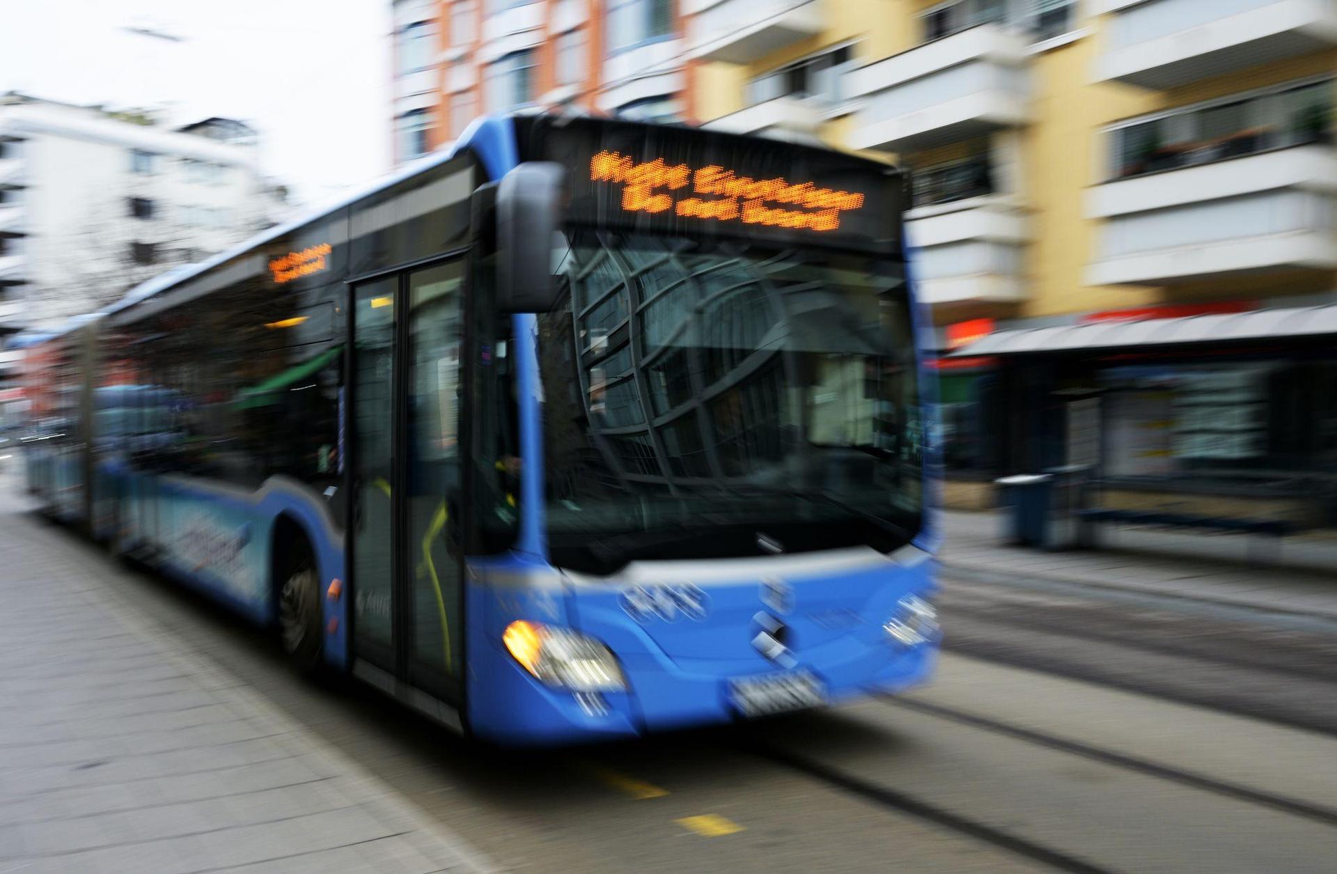 Wegen Bauarbeiten und daraus resultierenden Straßensperrungen verkehren einige Buslinien in Regensburg anders als gewohnt. (Symbolbild: Malin Wunderlich/dpa)