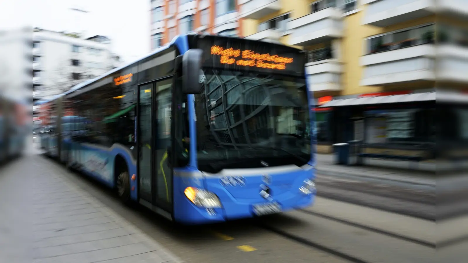 Wegen Bauarbeiten und daraus resultierenden Straßensperrungen verkehren einige Buslinien in Regensburg anders als gewohnt. (Symbolbild: Malin Wunderlich/dpa)