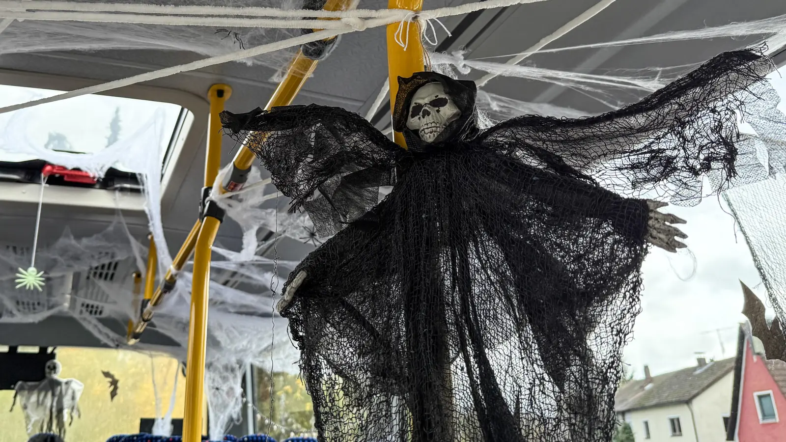 Da kommt man nicht gleich drauf: Das hier ist ein Schulbus. Der Halloween-Bus, der zwischen Schnaittenbach und Nabburg verkehrt. (Bild: Petra Hartl)