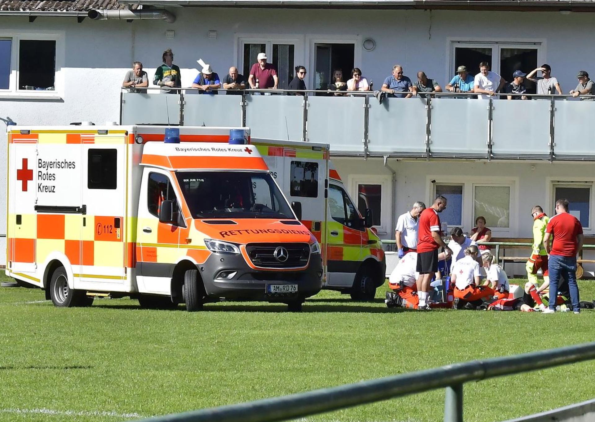 Ein Spieler der DJK Ursensollen und ein Spieler der SpVgg Schirmitz verletzten sich bei einem Zweikampf so schwer, dass sie mit dem Rettungswagen ins Krankenhaus gebracht werden mussten.  (Bild: Hubert Ziegler)