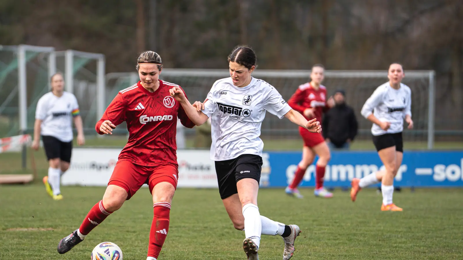Der Treffer von Susanne Stich (links) reichte den Bayernliga-Fußballerinnen des TSV Theuern zum Sieg gegen Schwaben Augsburg.  (Bild: Hannah Dirscherl)