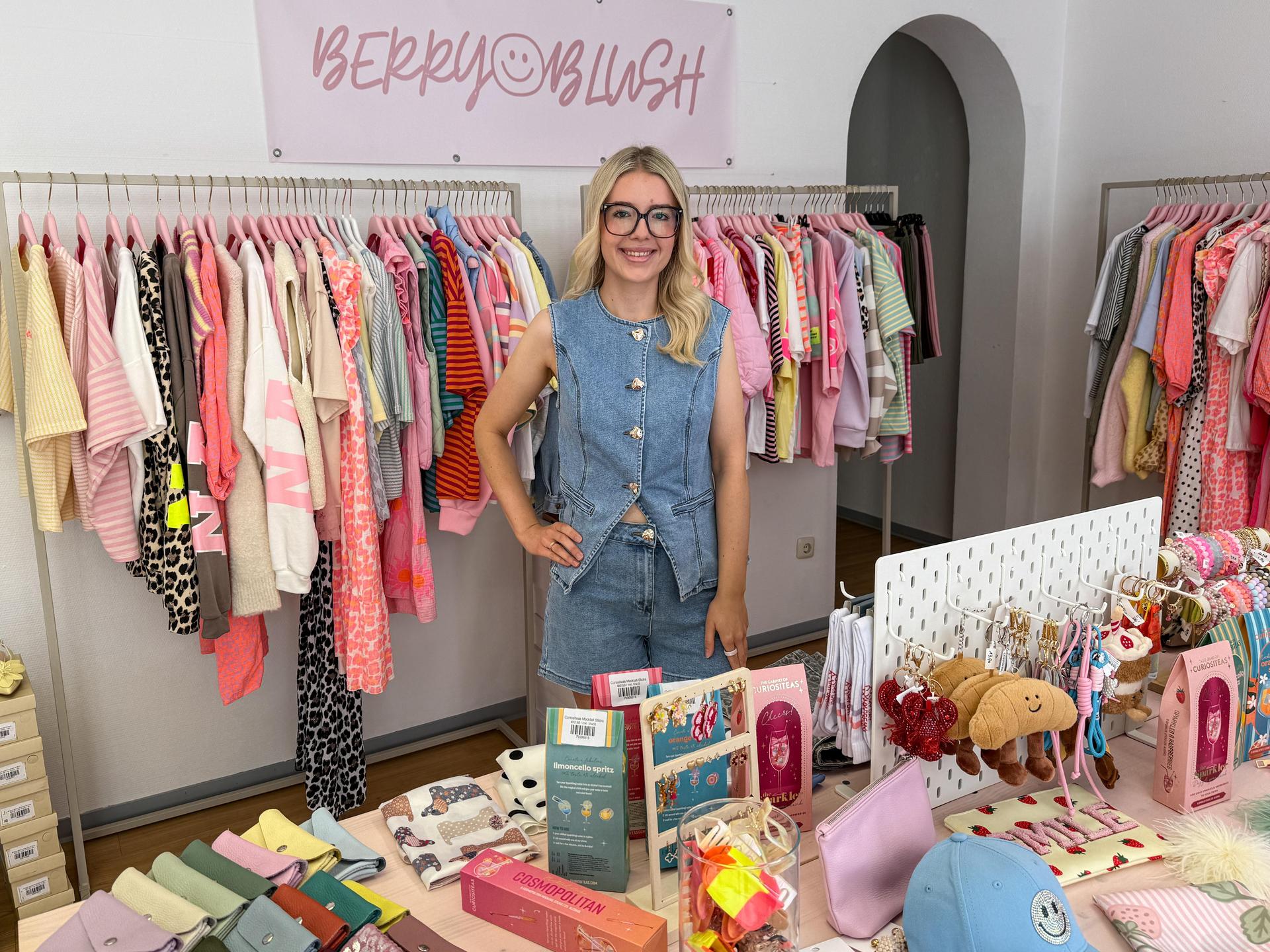 Luisa Schauer in ihrem Pop-up-Store in der Amberger Bahnhofstraße: Hier testet die junge Gründerin, ob ihr Erfolg im Online-Handel auch in einem Ladengeschäft funktioniert. (Bild: Petra Hartl)
