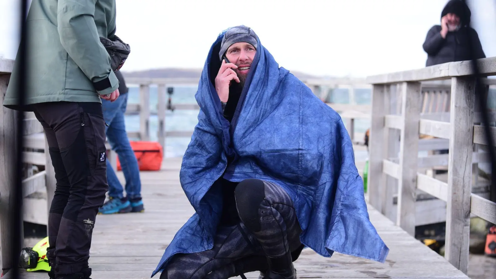Robert Marc Lehmann geht auf Tuchfühlung mit einem gestrandeten Wal in der Ostsee.  (Bild: Daniel Bockwoldt/dpa)