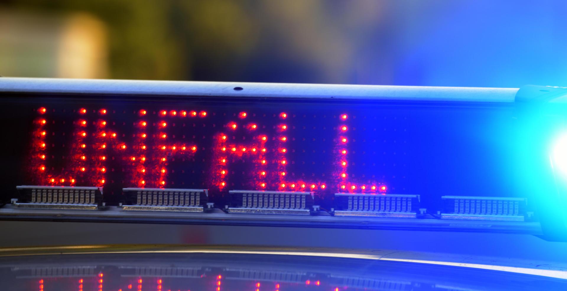 Bei einem Unfall im Gemeindebereich Pommelsbrunn ist eine junge Frau leicht verletzt worden. (Symbolbild: Stefan Puchner/dpa)