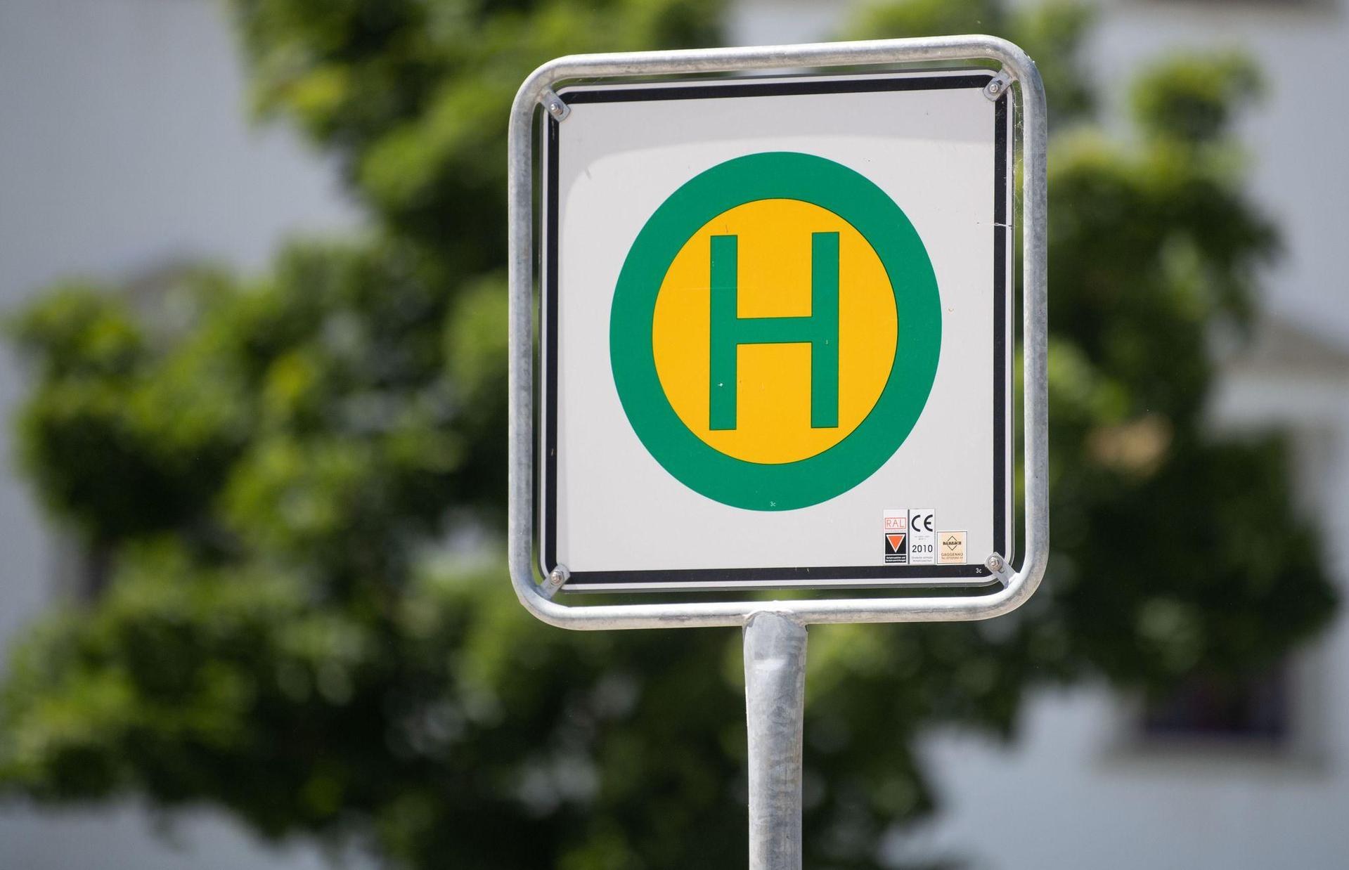 Wegen Bauarbeiten kann in Traßlberg eine Bushaltestelle vorübergehend nicht angesteuert werden. (Symbolbild: Marijan Murat/dpa)