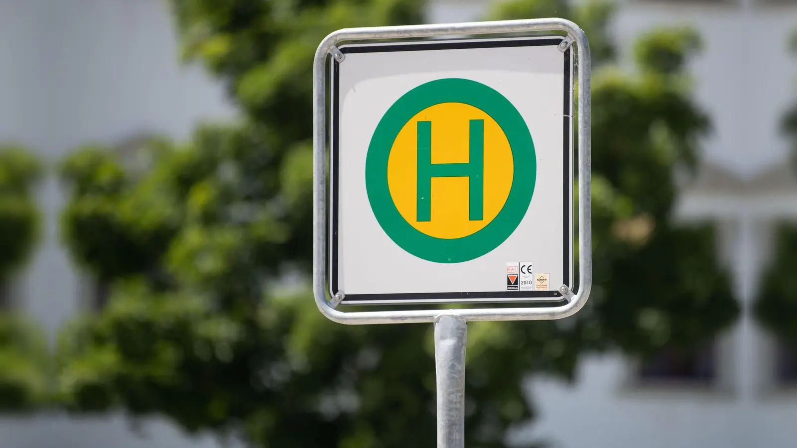 Wegen eines Wasserrohrbruchs ist die Geschwister-Scholl-Straße in Sulzbach-Rosenberg gesperrt. Das hat auch Auswirkungen auf den ÖPNV. (Symbolbild: Marijan Murat/dpa)