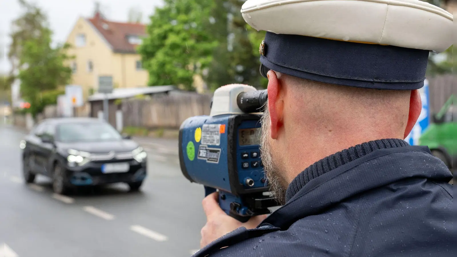 Die Polizei hat auf der B85 die Geschwindigkeit der Verkehrsteilnehmer kontrolliert.  (Symbolbild: Pia Bayer/dpa)