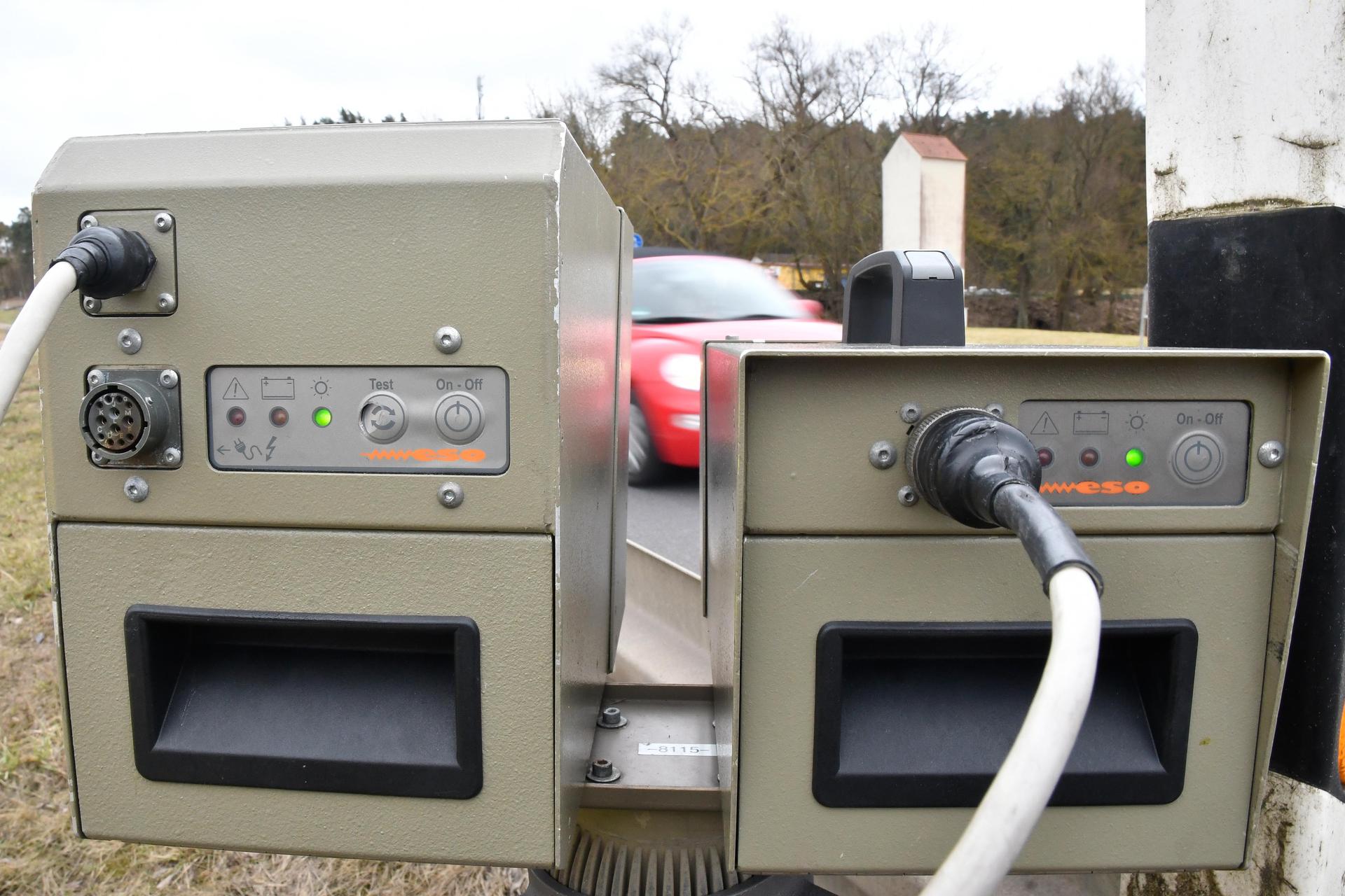 19 zu schnelle Fahrer sind der Amberger Verkehrspolizei bei Freihung in die Falle gegangen. (Symbolbild: Petra Hartl)