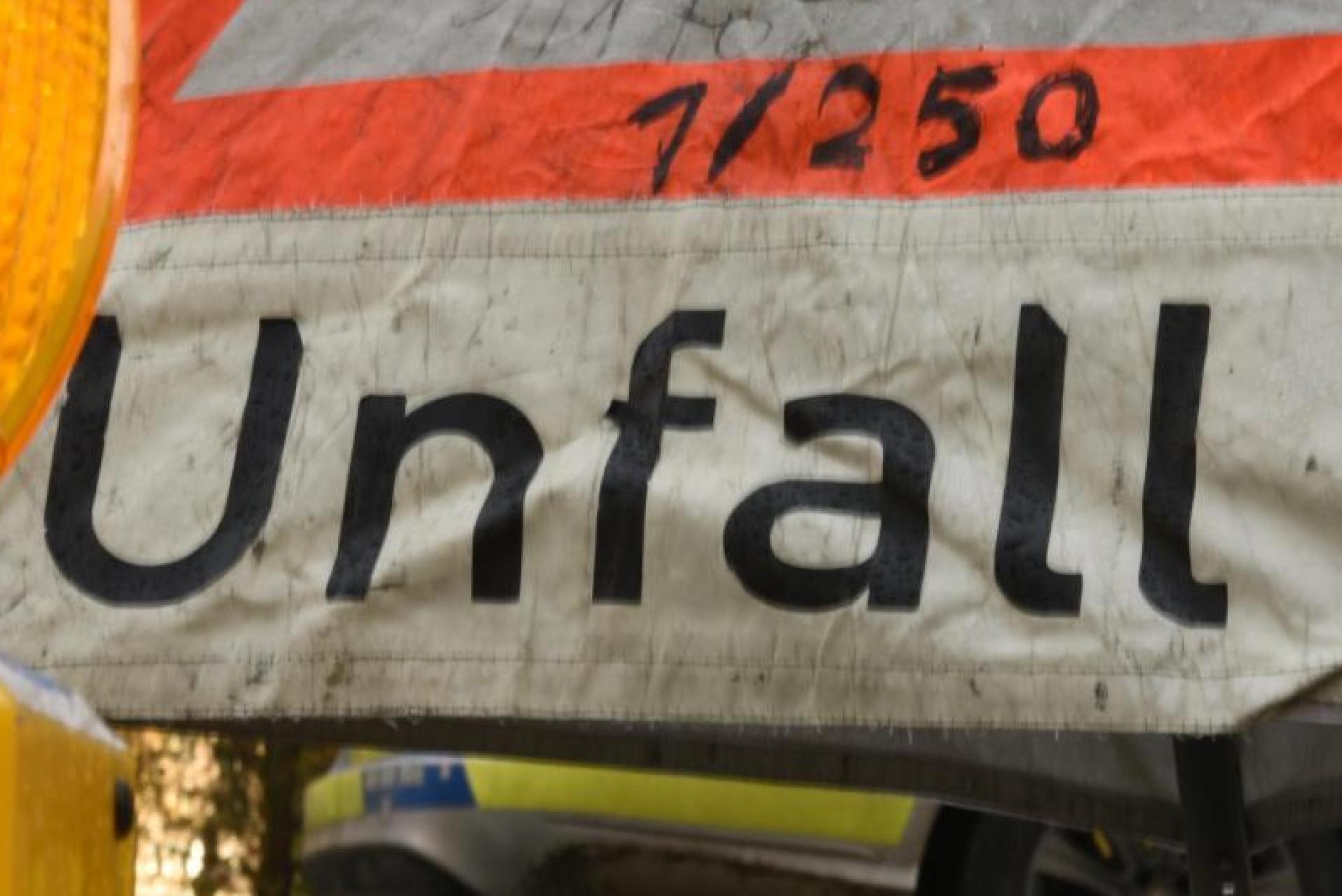 Ein 21-Jähriger war wohl zu schnell unterwegs, weshalb es am Sonntag auf der B 85 zu einem Unfall gekommen ist.  (Bild: Patrick Seeger)