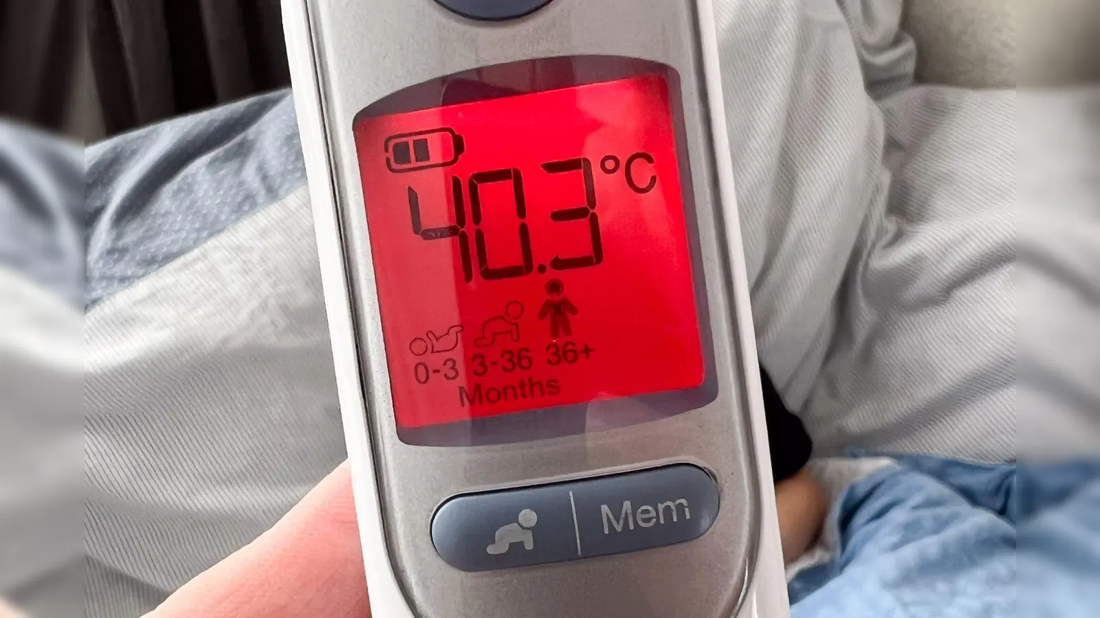 Ein Fieberthermometer misst erhöhte Temperaturen, ist aber nicht dafür vorgesehen, in den Backofen gelegt zu werden. Das musste nun auch ein Neunjähriger aus Schwandorf erfahren. (Symbolbild: Julian Stratenschulte/dpa)