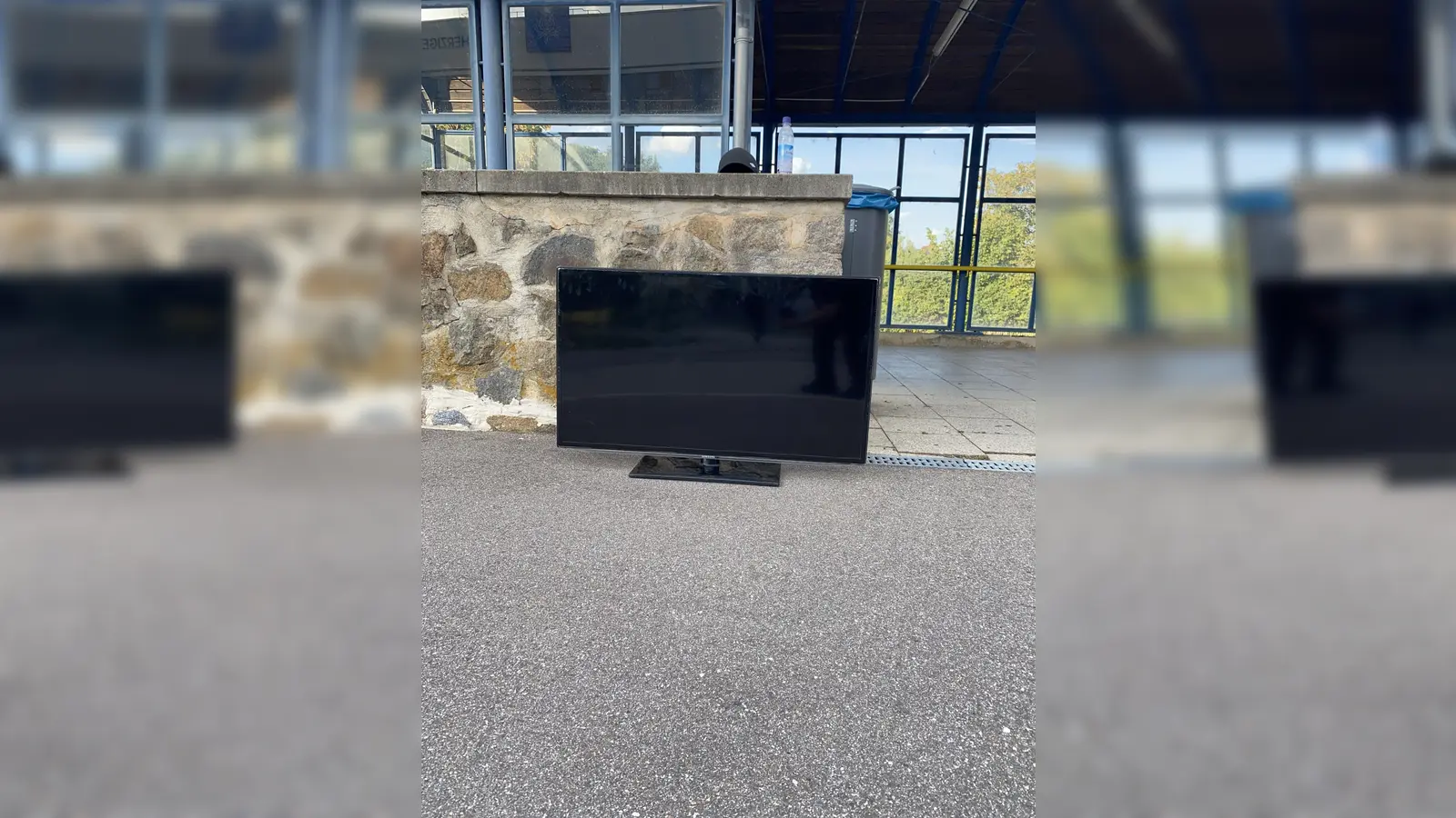 Ein 24-jähriger Radfahrer ist in Schwandorf mit einem Fernseher auf der Schulter gegen ein Auto gefahren. (Bild: PI Schwandorf, PM Glaser)