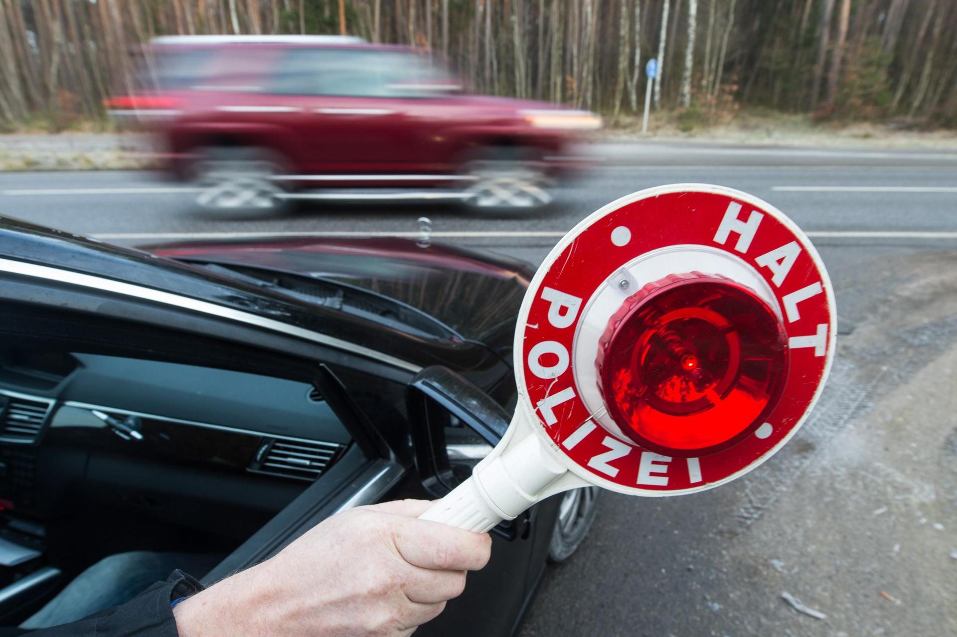Bei der Kontrolle durch die Polizei auf der B 14 im Gemeindebereich von Hahnbach stellte sich heraus, dass ein Autotransporter stark überladen war. (Symbolbild: Armin Weigel)