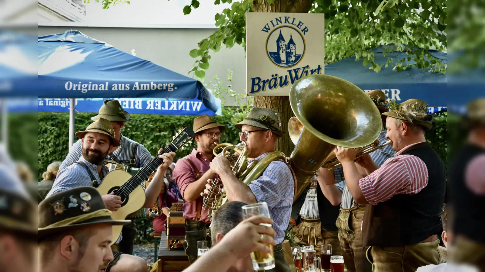 D'Spalter und die Tegernseer Tanzlmusi haben im Biergarten im Winkler Bräuwirt ordentlich Stimmung gemacht. (Bild: knz)