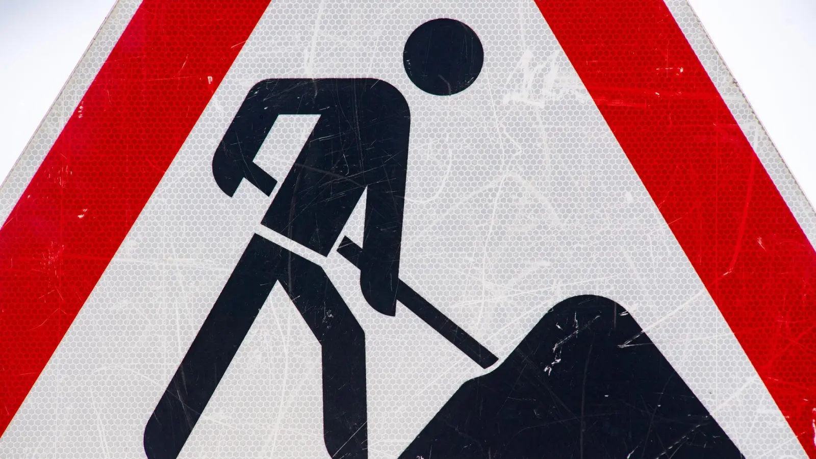 Die Stadt Amberg sperrt die Paradiesgasse bis Mitte November. Grund sind Asphaltierungsarbeiten. Anlieger können bis zur Baustelle fahren. (Symbolbild: Stefan Sauer/dpa)