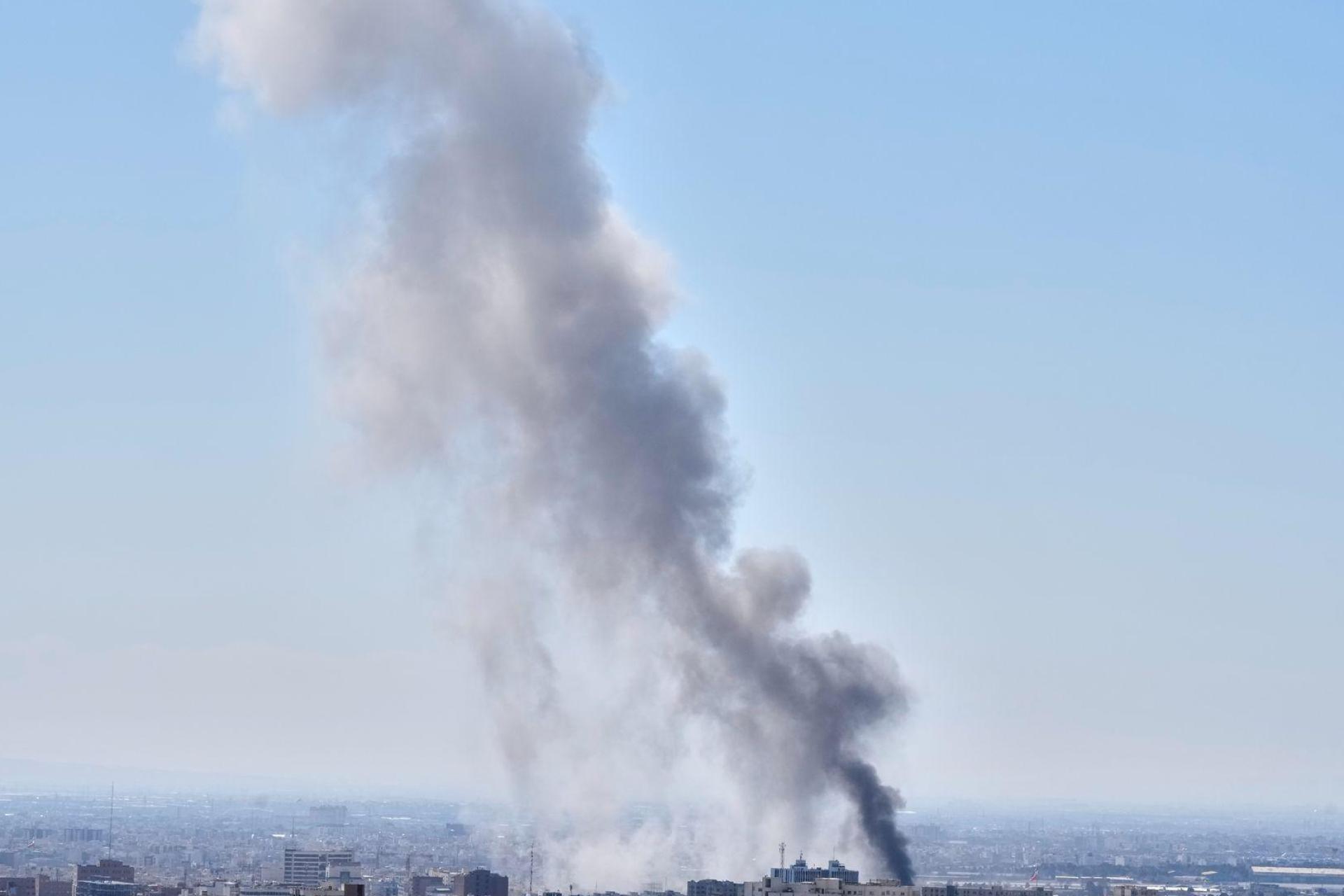 Auch nach der Tötung von Chamenei gingen die Angriffe weiter.  (Bild: Vahid Salemi/AP/dpa)