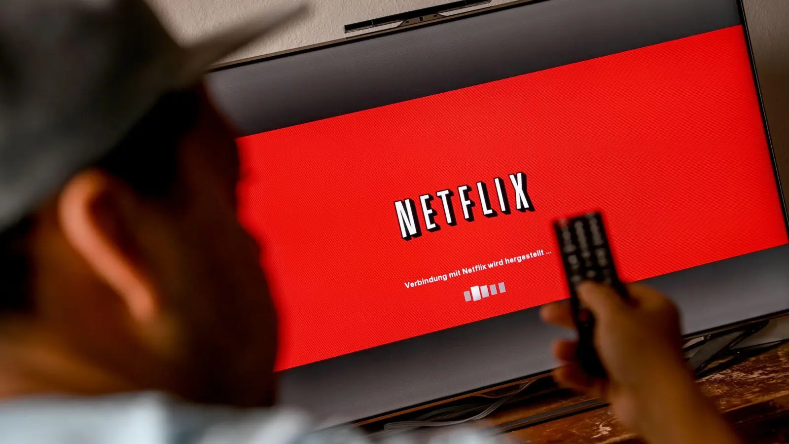 Mit dem Angebot der Streaming-Anbieter ist Binge-Watching zum gesellschaftlichen Phänomen geworden - mit gewissem Sucht-Potenzial. (Symbolbild: Britta Pedersen/dpa-Zentralbild/dpa)