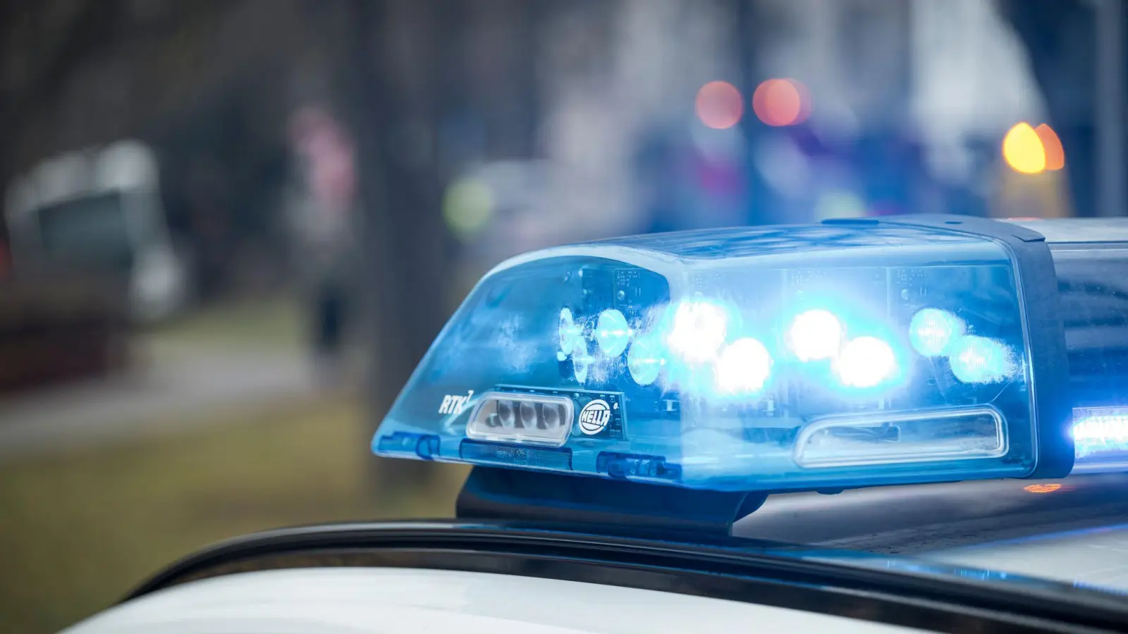 Ein 20-jähriger Fahrer verliert auf einem Parkplatz in Amberg die Kontrolle über sein Auto und prallt gegen einen Zaun. Es entsteht erheblicher Sachschaden. (Symbolbild: Daniel Vogl/dpa)