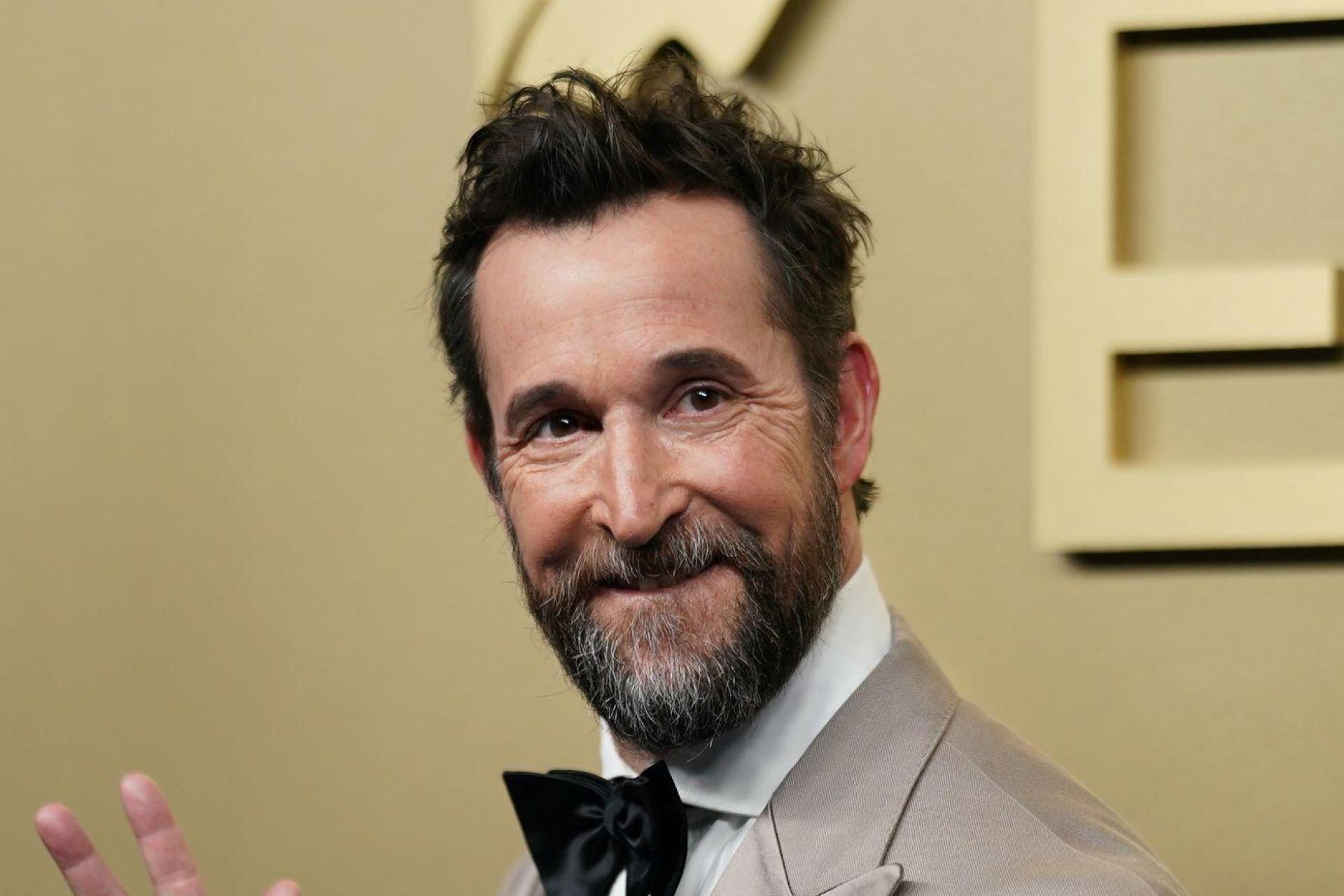 Kürzlich erst gewann Noah Wyle einen weiteren Emmy für seine Rolle in der Krankenhausserie „The Pitt“. (Archivbild) (Bild: Richard Shotwell/Invision/AP/dpa)