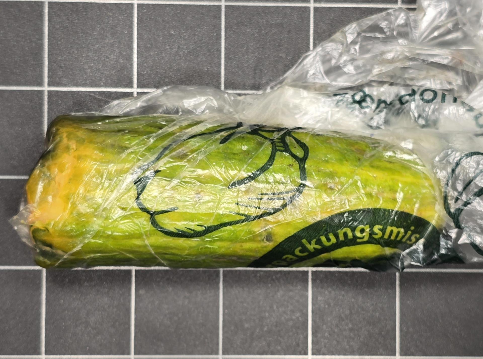 Eine Frau aus der Gemeinde Birgland wurde beim Online-Kauf einer Goldmünze betrogen. Statt der Münze fand sie diese Gurke im Paket. (Symbolbild: Polizei Sulzbach-Rosenberg)