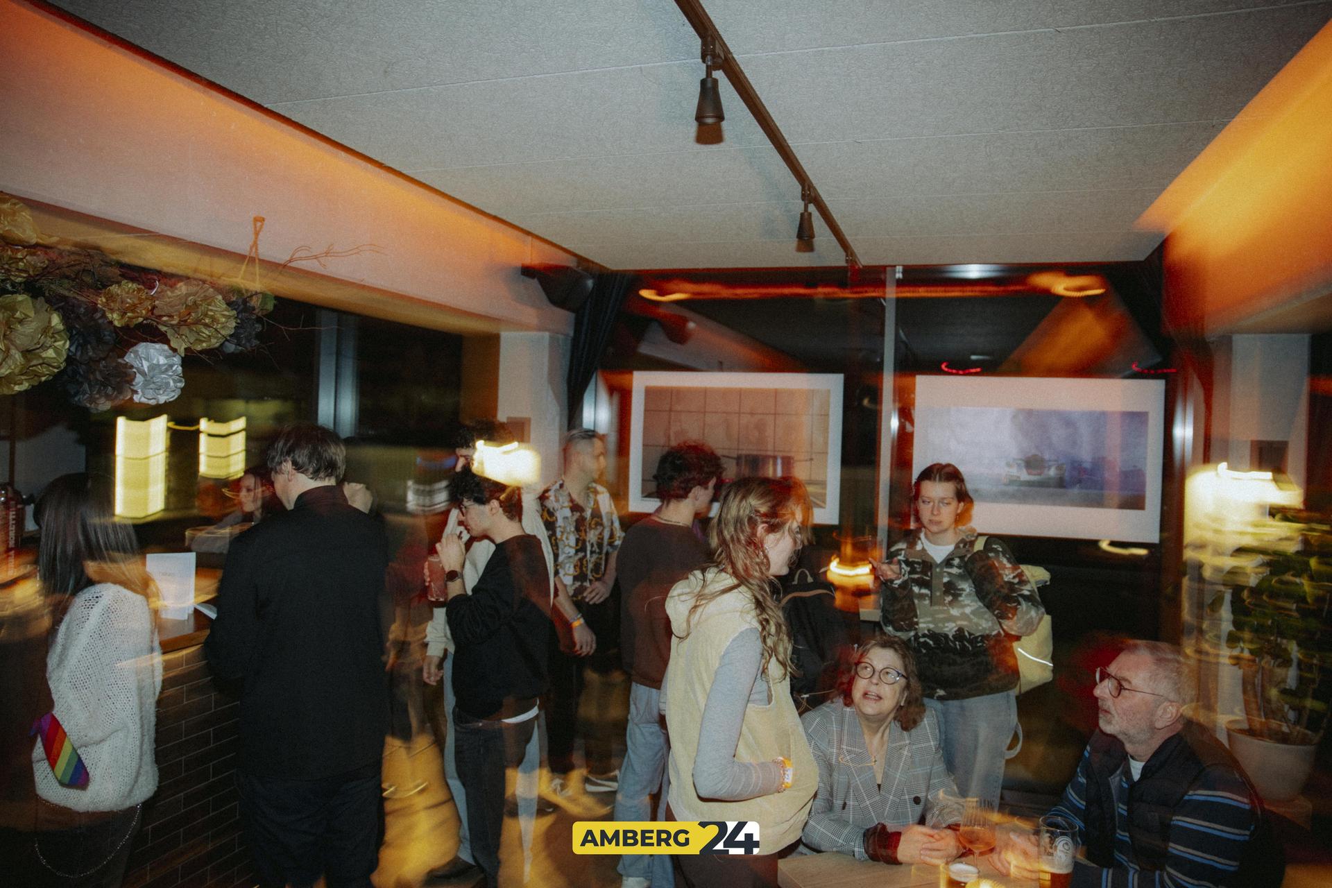 Die Fotoausstellung in der Skybar am Samstag. (Bild: Lolografie)