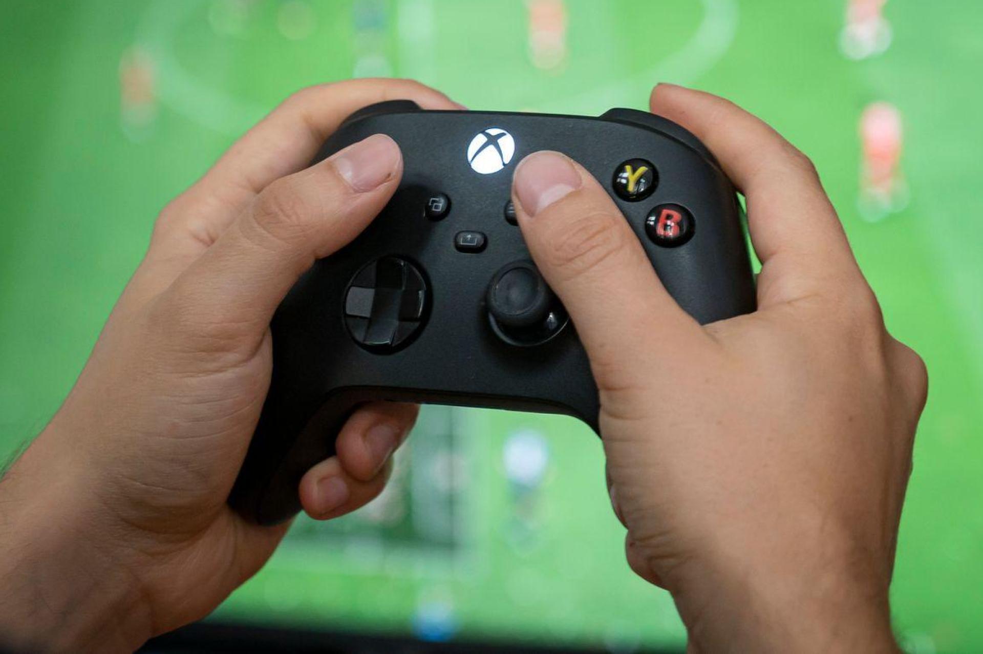 Ran an die Konsole: Gamer greifen immer mehr auf Abo-Dienste zurück. (Symbolbild) (Bild: Fabian Sommer/dpa)