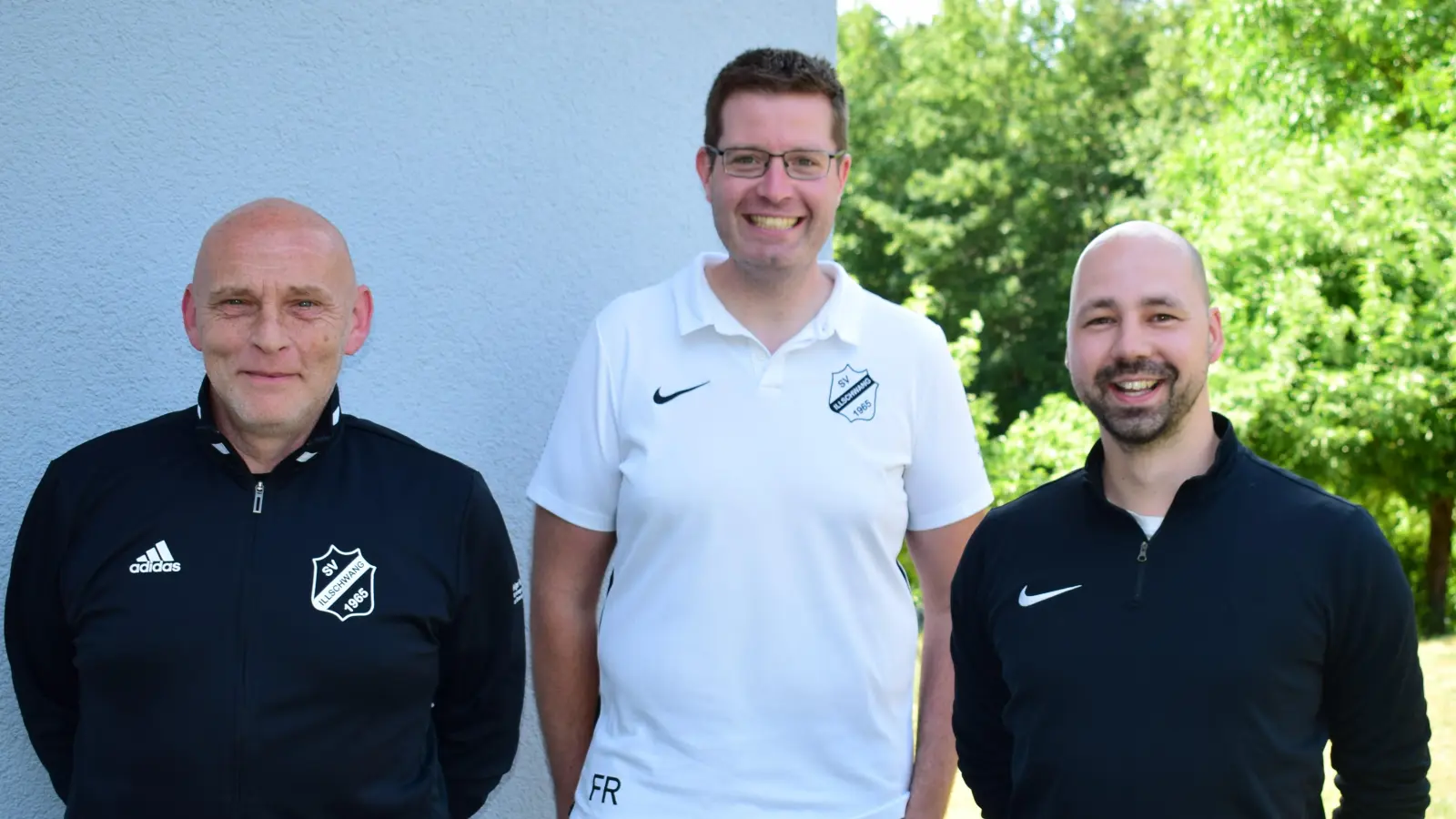 Danny Graf (rechts), hier mit Co-Trainer Uwe Ölschlegel (links) und Abteilungsleiter Florian Roth bleibt auch kommende Saison Trainer des SV Illschwang. (Archivbild: Norbert Weis)