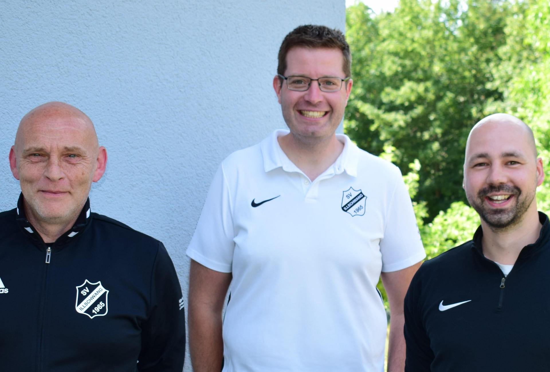 Danny Graf (rechts), hier mit Co-Trainer Uwe Ölschlegel (links) und Abteilungsleiter Florian Roth bleibt auch kommende Saison Trainer des SV Illschwang. (Archivbild: Norbert Weis)