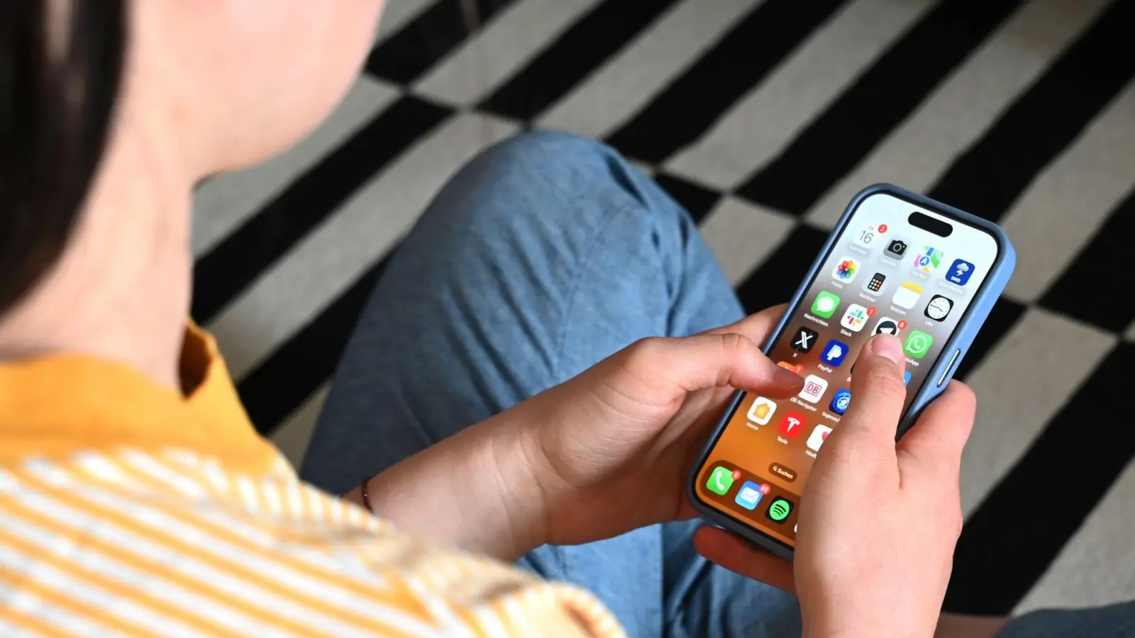 Junge Leute in Deutschland nutzen die großen Social-Media-Plattformen weniger intensiv als noch vor einem Jahr. (Symbolbild) (Bild: Elisa Schu/dpa)