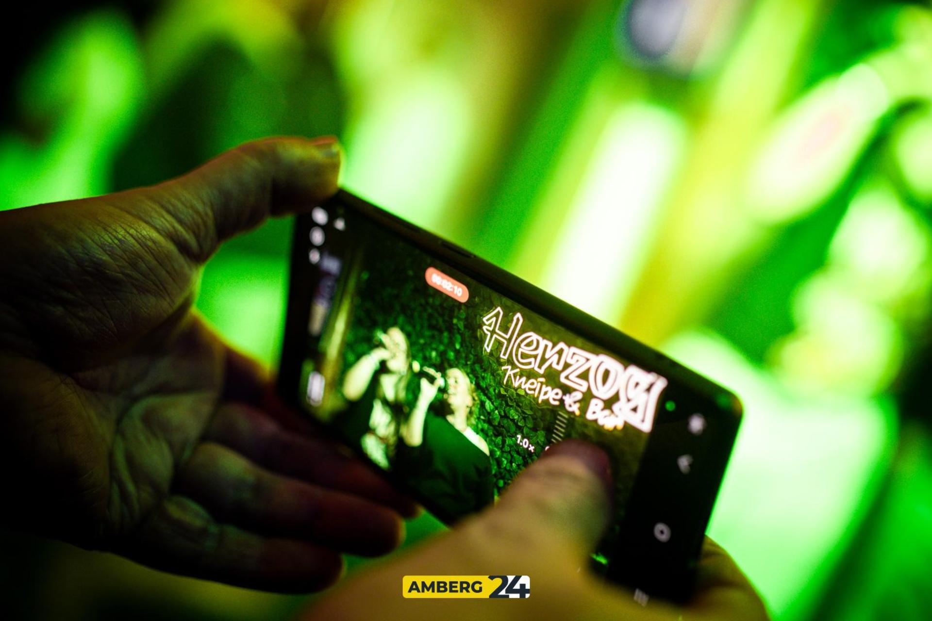 Die Bilder vom Karaoke im Herzog. (Bild: Julia Bär)