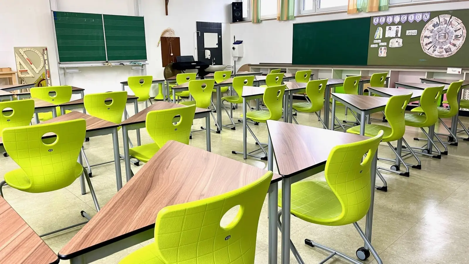 Leere Klassenzimmer – oder nicht: Fällt der Präsenzunterricht an den Schulen in der Oberpfalz am Freitag aus?  (Symbolbild: Gabi Schönberger)