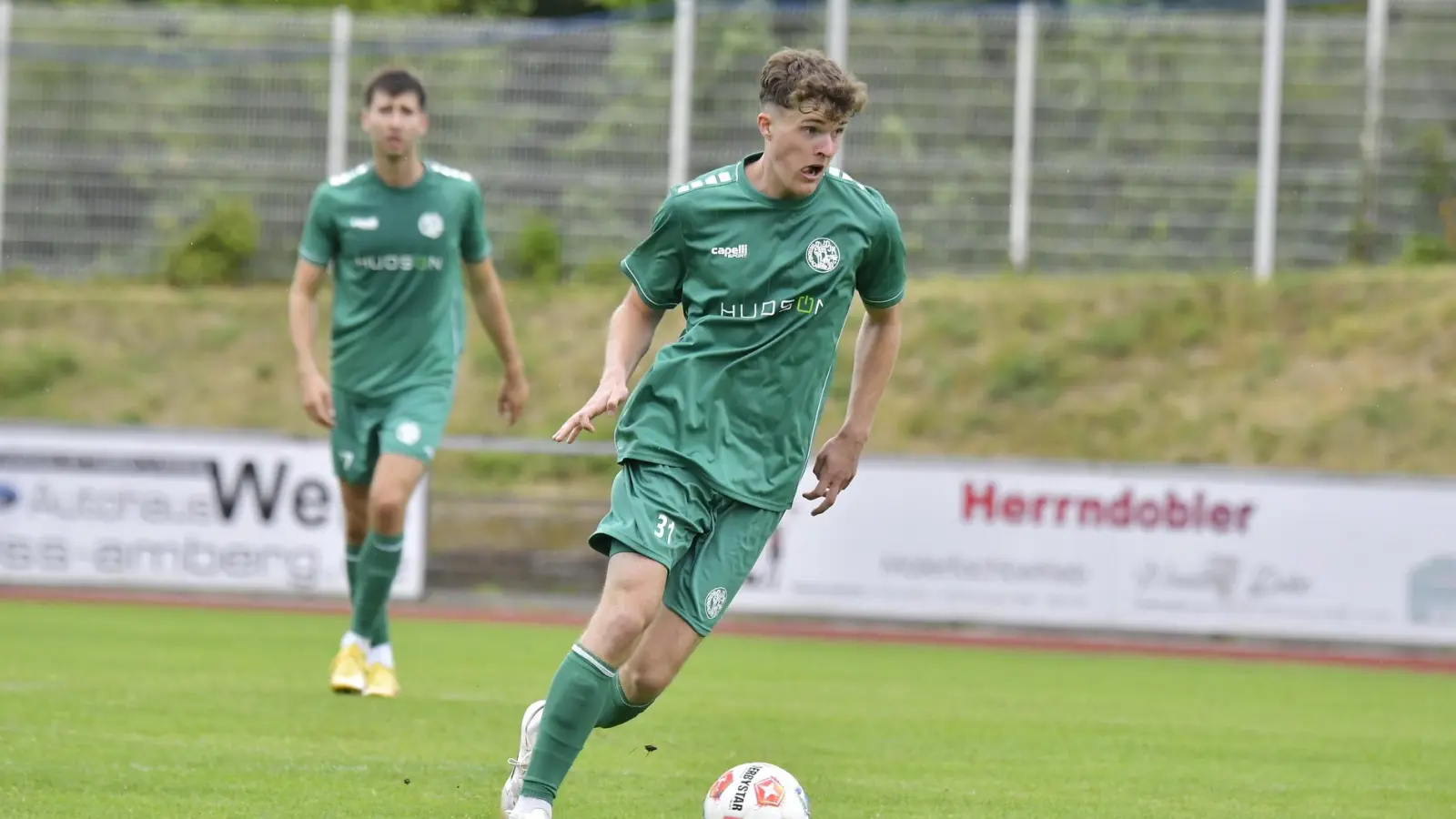 Alexander Moratz (vorne) wird auch kommende Saison für die DJK Gebenbach auflaufen. (Bild: Hubert Ziegler)