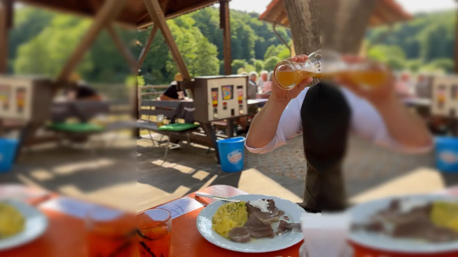 Rindfleisch, Kartoffelsalat, Meerrettich und ein Bierchen - das ist die Vogelsuppe in Weigendorf. (Bild: knz)