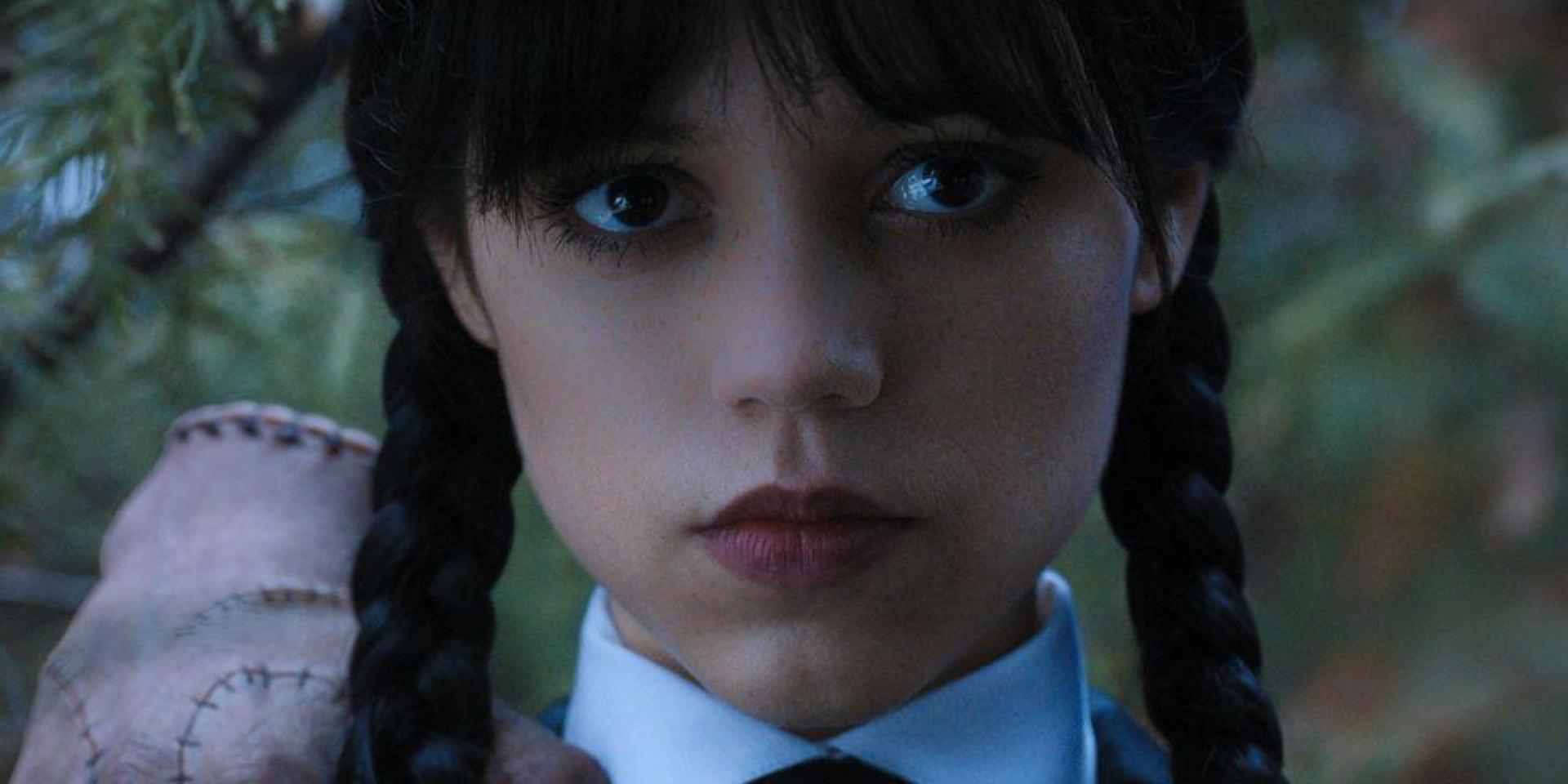 In der Serie studiert Wednesday Addams (Jenna Ortega) an der Nevermore-Akademie und entdeckt dort ihre Superkräfte. (Bild: --/Netflix/dpa)