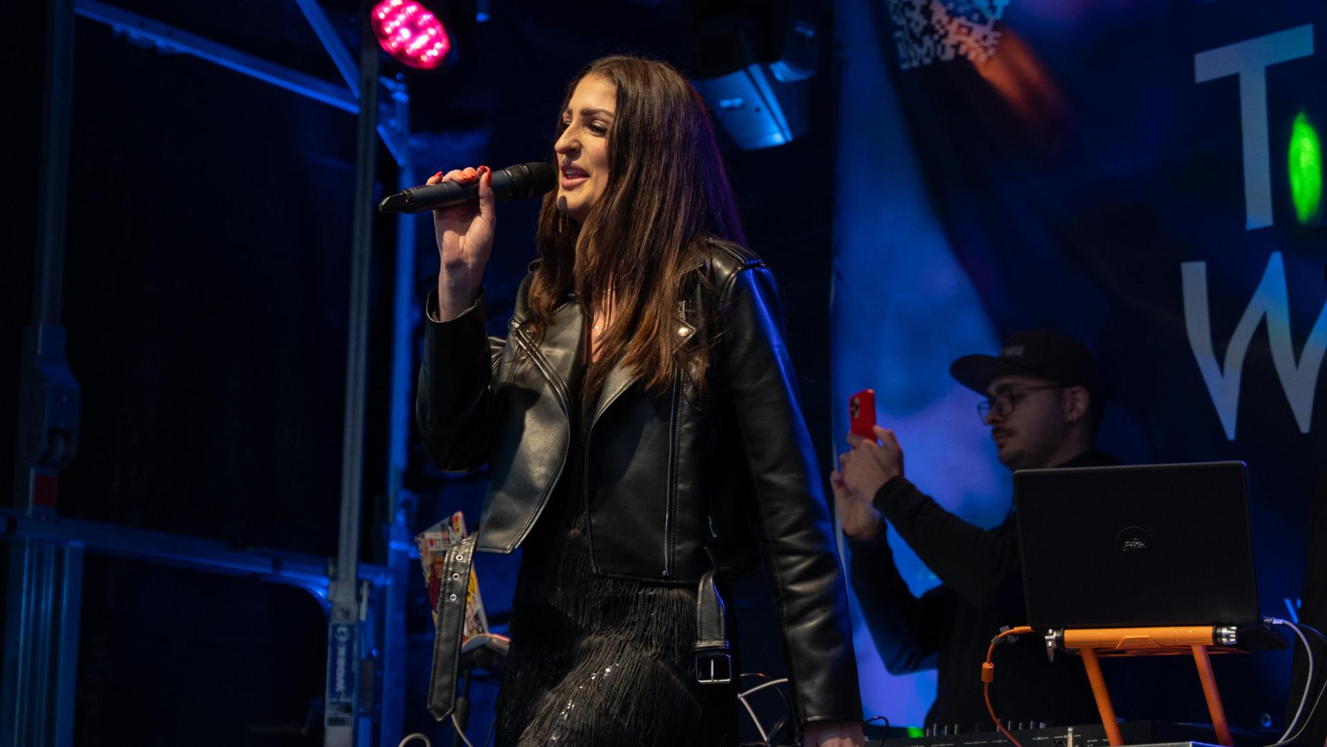 Auftritt von Newcomerin Chrizy am Malteserplatz beim Altstadtfest Amberg. (Bild: Marina Gube)