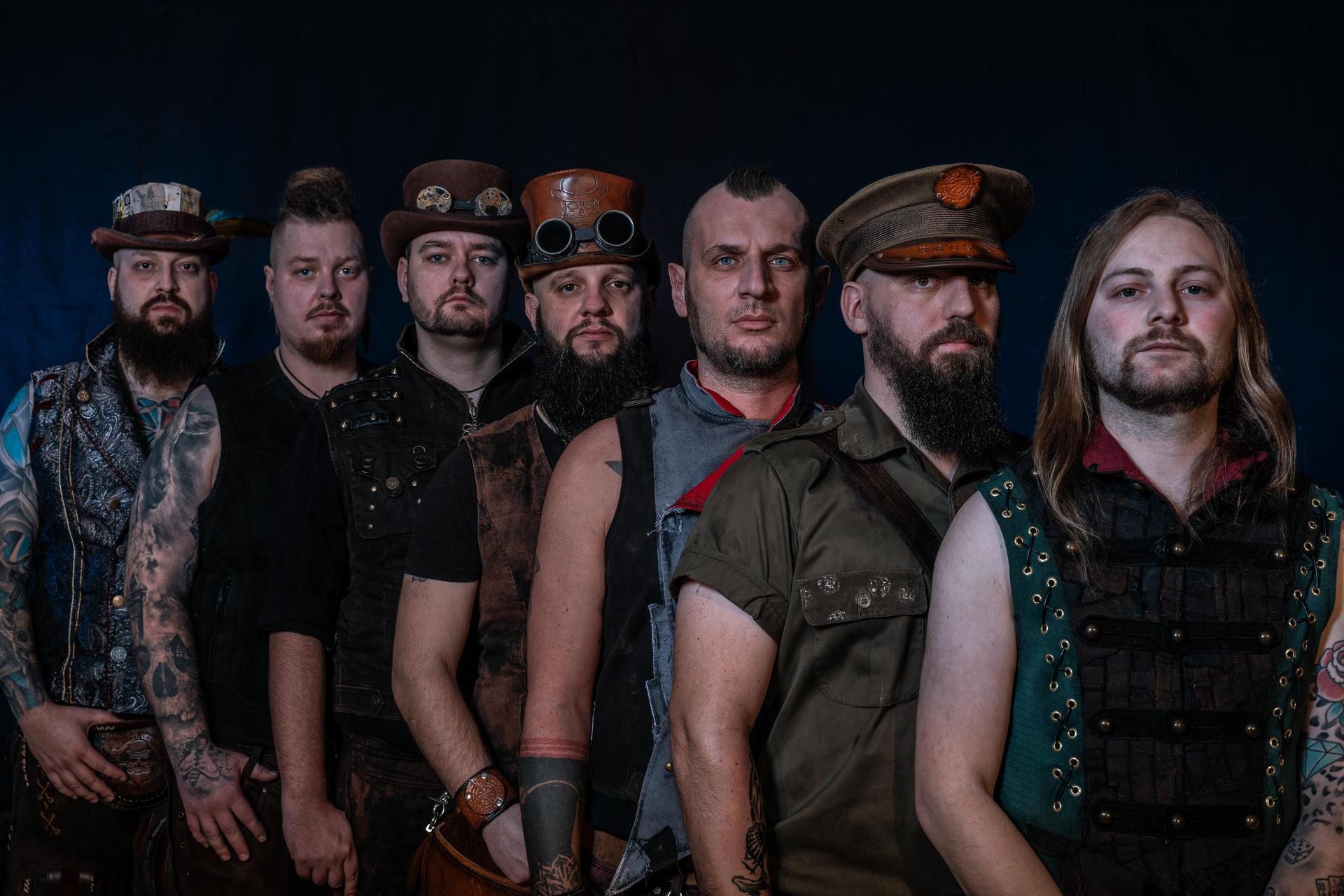 Deus Vult, das sind (von links) Zwerg, Fabi, Tom, Sven, Thorsten, René und Sebi. (Bild: Daniela Adelfinger)