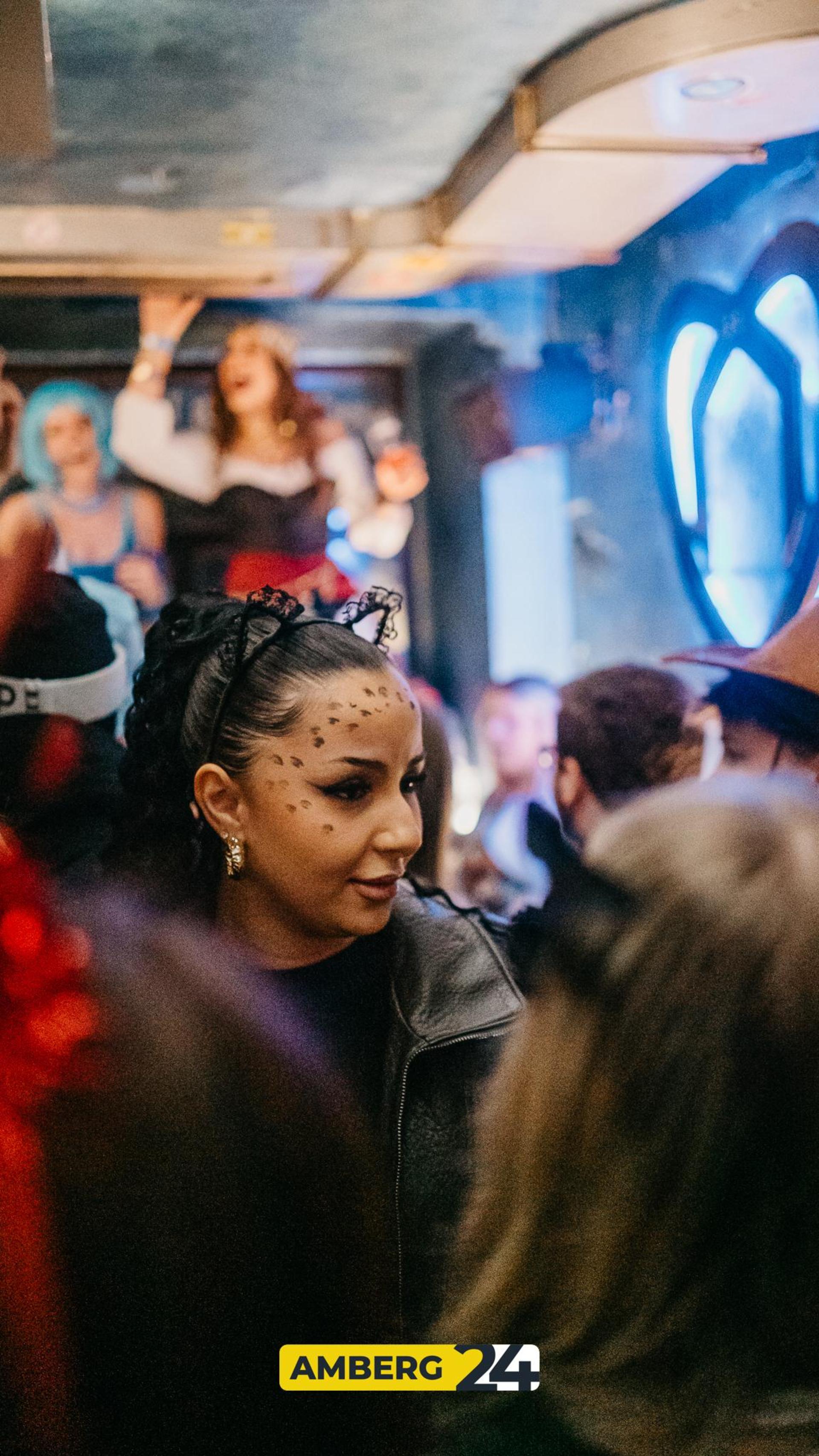 Auch im Blauen Haus waren am Donnerstag die Hexen los.  (Bild: Mario Donhauser)