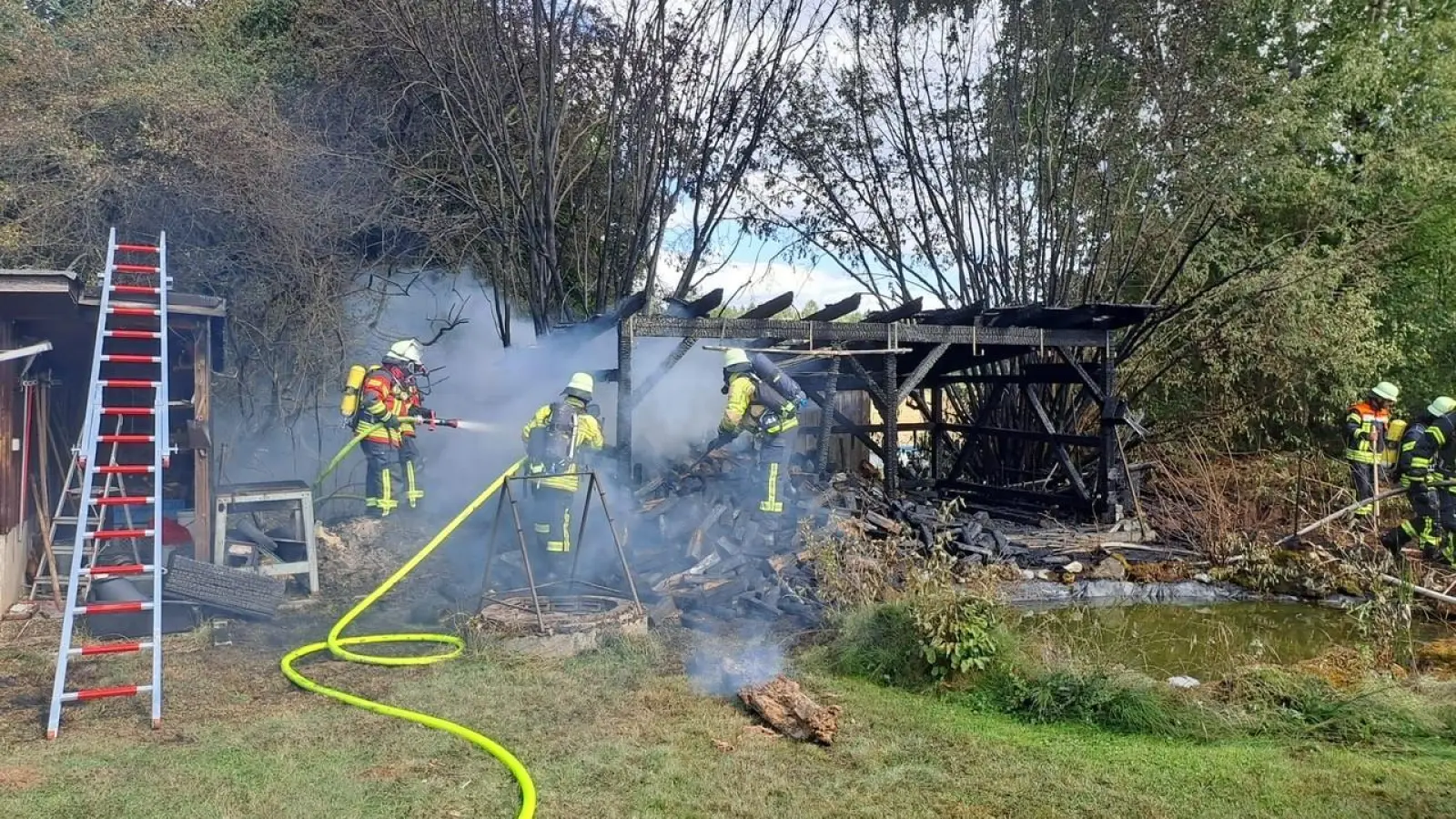 Im Ammerthaler Ortsteil Viehberg ist am Freitag gegen 14.30 Uhr Feuer in einer Scheune ausgebrochen. (Bild: Kreisbrandinspektion Amberg-Sulzbach)