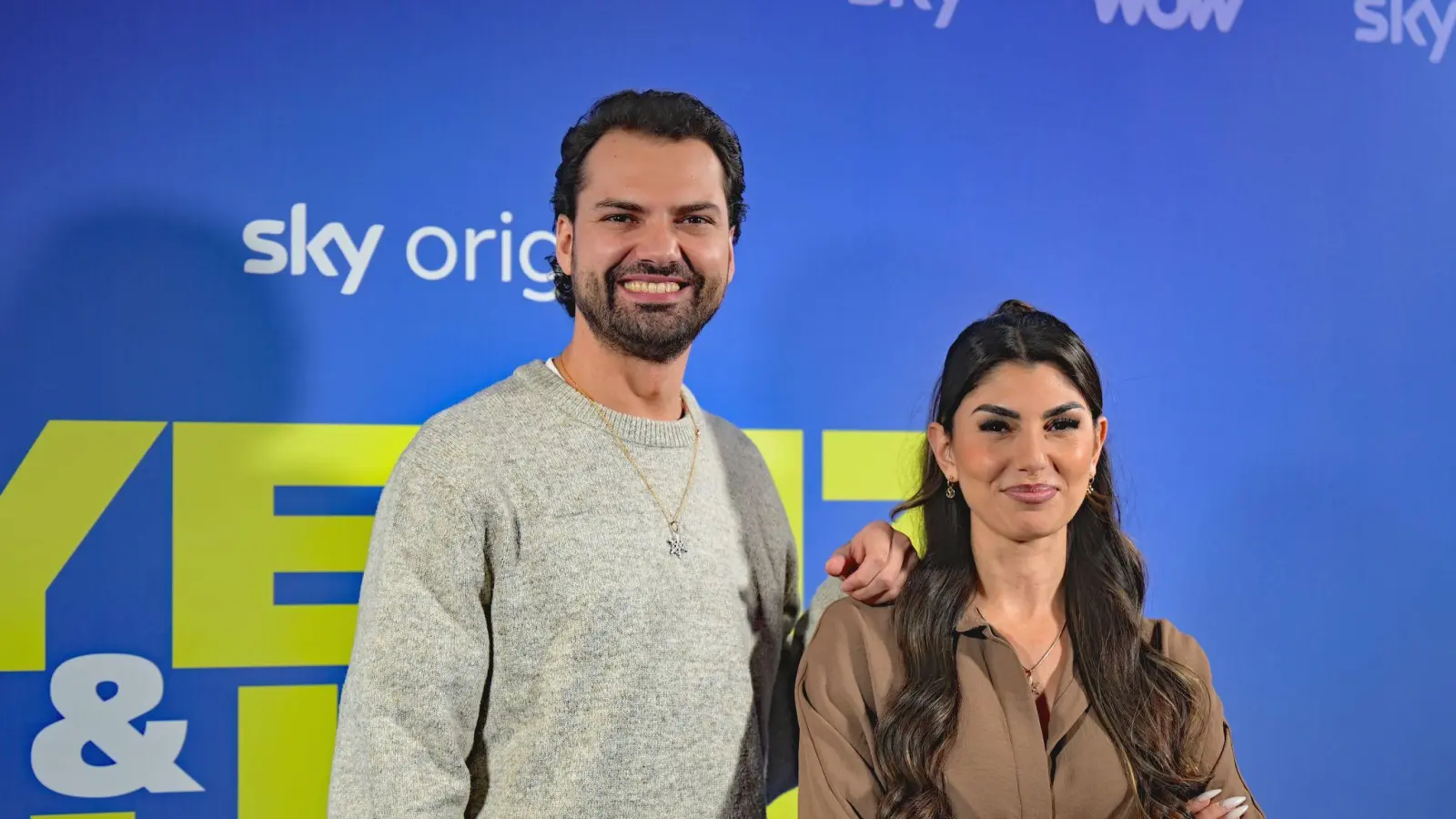 Sind beide bald ganz privat zu sehen in einer Doku-Serie: Yeliz Koç (r) und Jimi Blue Ochsenknecht. (Bild: Malin Wunderlich/dpa)