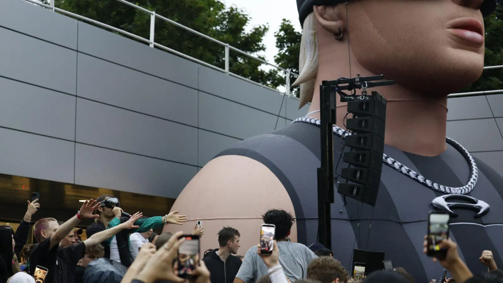 Eine Supermarktkette hatte den Werbeauftritt für eine Kleidungskollektion im Internet als „Parkplatz Rave“ angekündigt. (Bild: Carsten Koall/dpa)