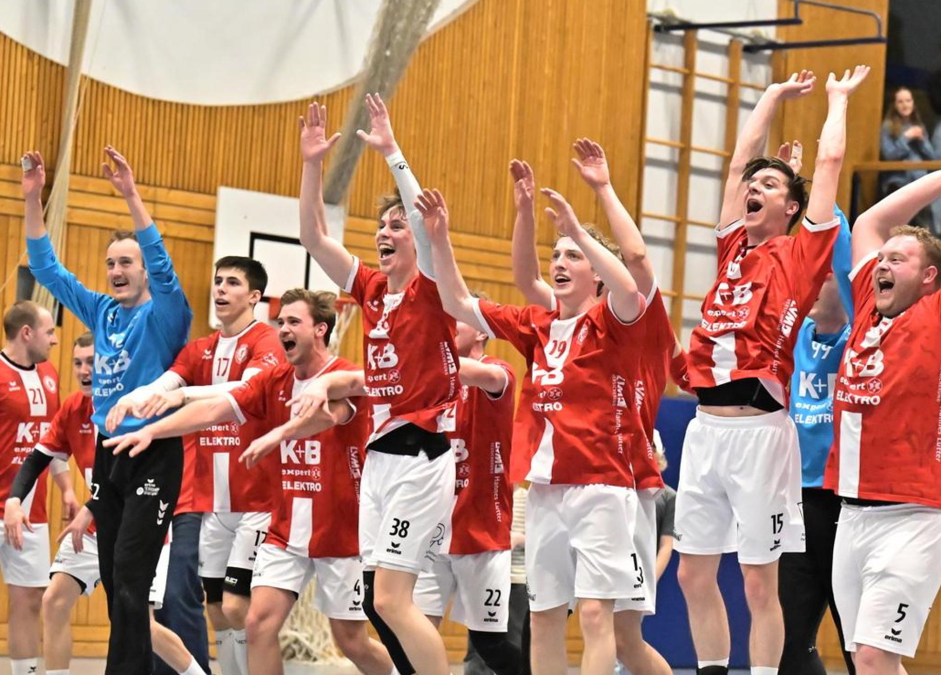 Die Halle abgerissen: Die Handballer des HC Sulzbach feiern gemeinsam mit ihren Fans die Meisterschaft im Derby gegen die HG Amberg.  (Bild: Hubert Ziegler)