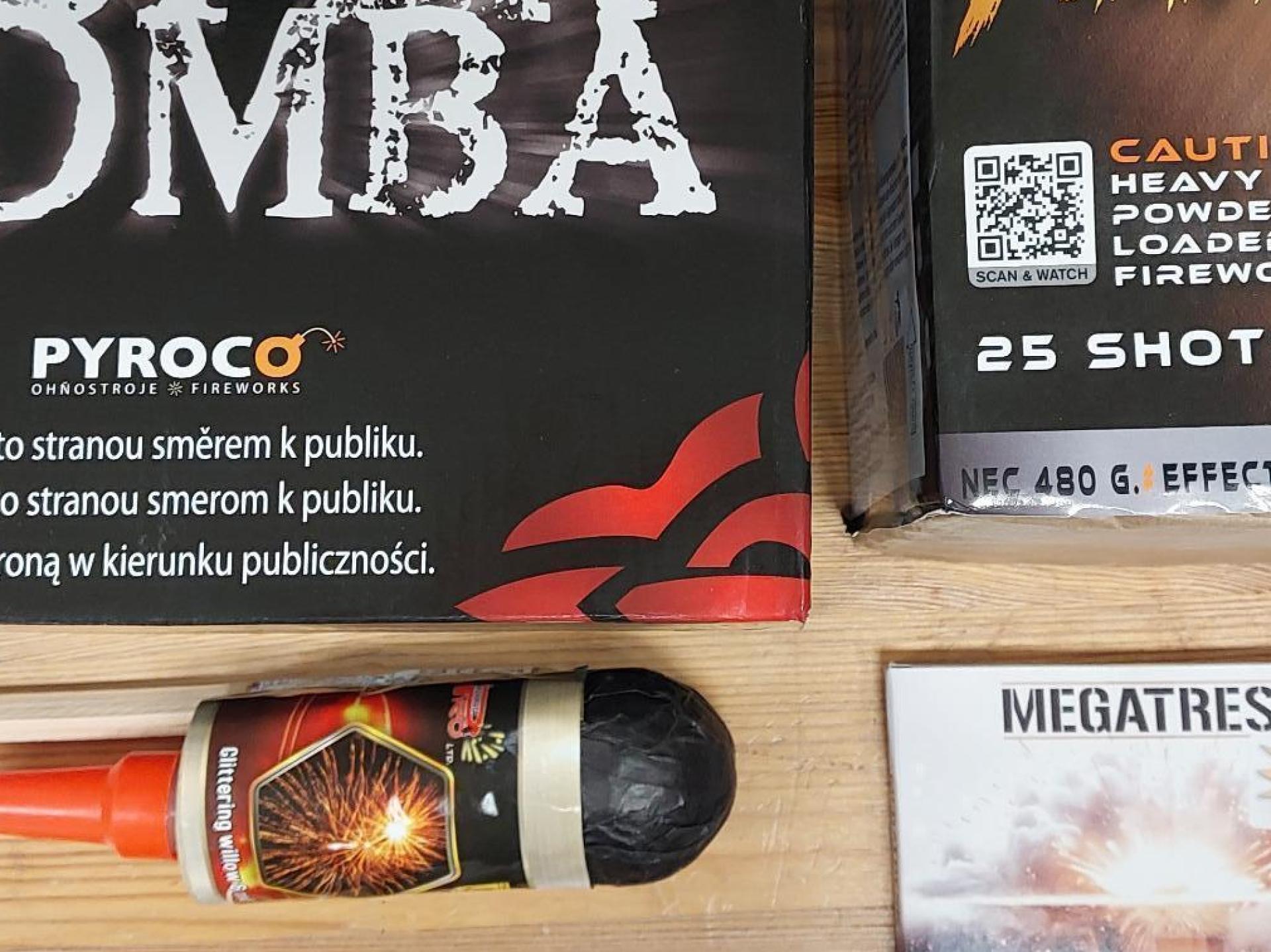 Ein 19-jährier Deutscher schmuggelte diese Feuerwerksbatterien im Zug. (Bild: Bundespolizei)