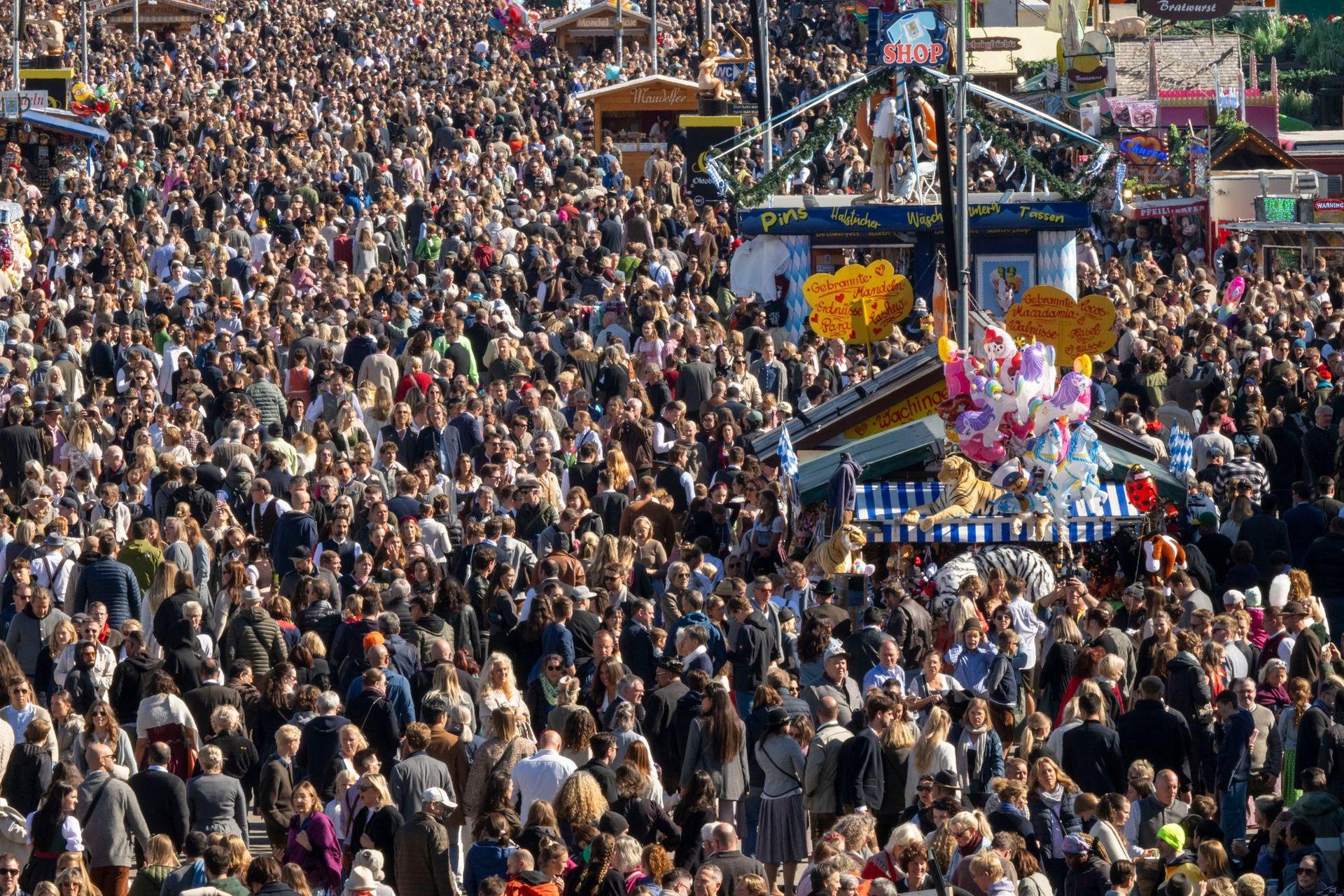 Gleich an zwei Tagen musste die Wiesn wegen Überfüllung geschlossen werden. (Bild: Peter Kneffel/dpa)