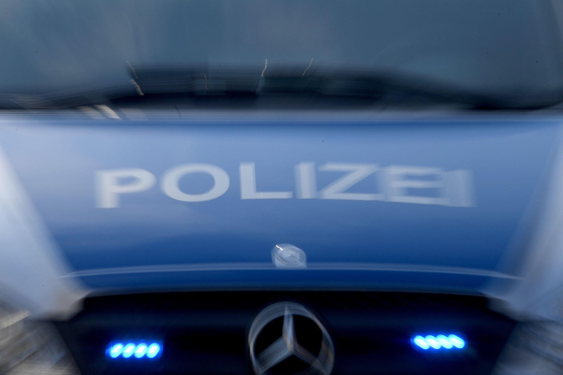 Ein 24-jähriger Autofahrer wurde in Amberg von der Polizei kontrolliert. Wie sich herausstellte, war er unter Drogeneinfluss unterwegs.  (Symbolbild: Carsten Rehder/dpa)