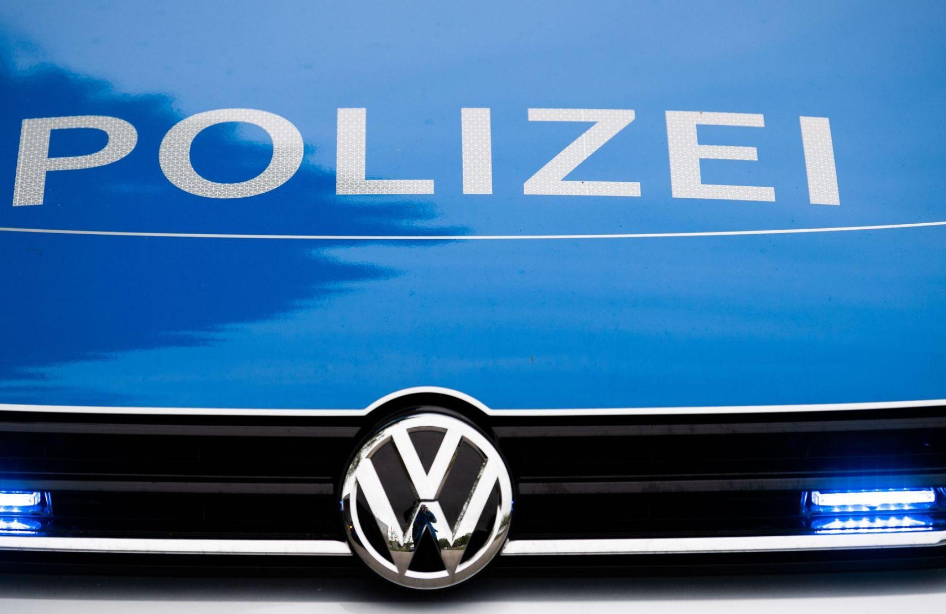 Laut Polizei hat sich ein 60-Jähriger bei Arbeiten an einem Traktor schwer verletzt.  (Symbolbild: Lino Mirgeler/dpa)