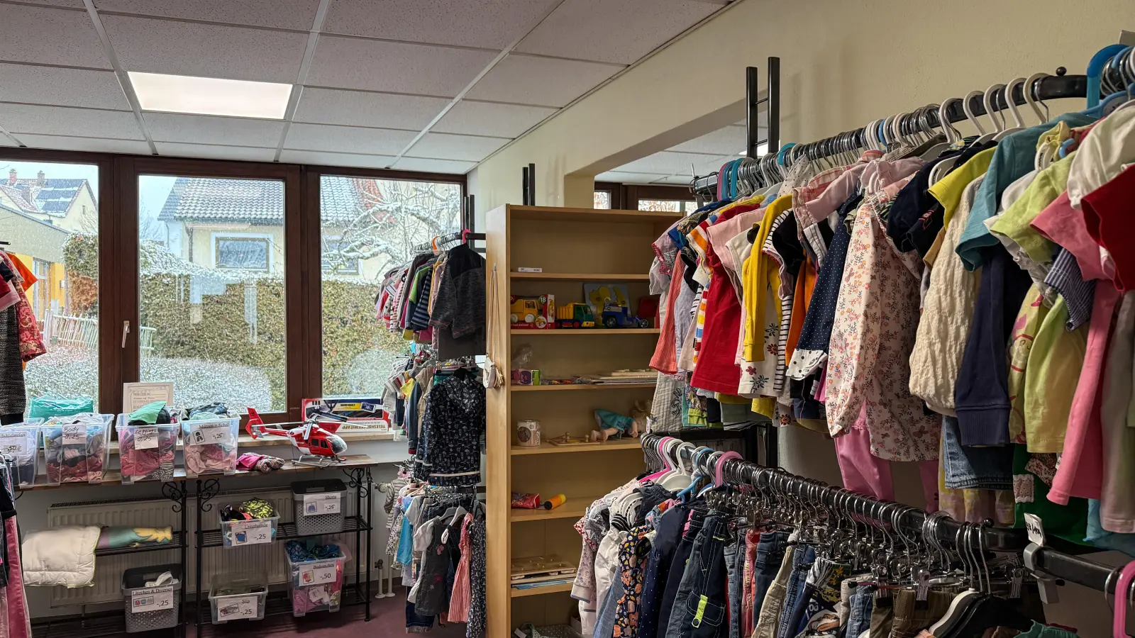 Der Rotkreuzladen in Amberg nimmt unter anderem Kinderkleidung an.  (Bild: Petra Hartl)