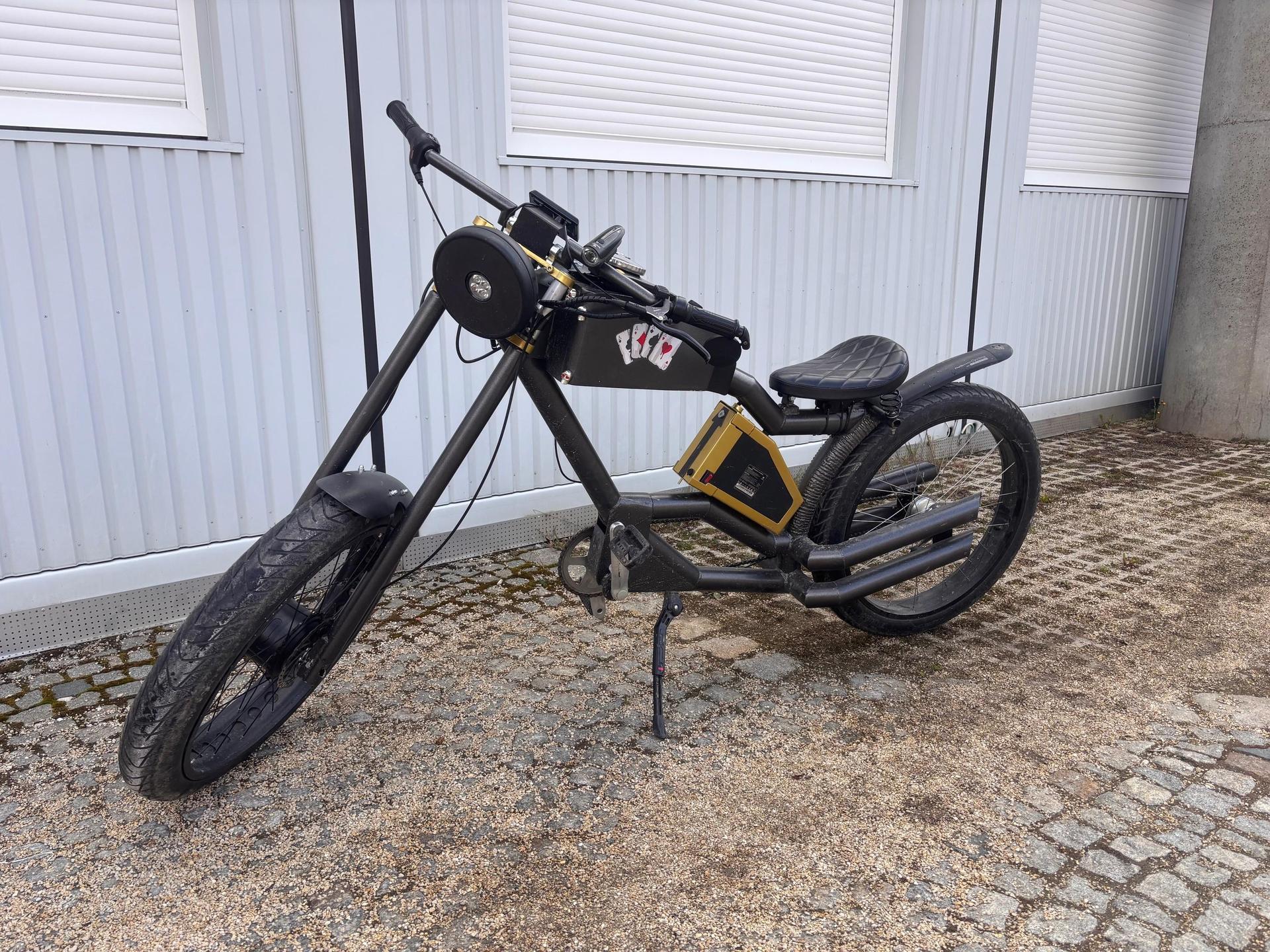 Ein 49-jähriger Mann wurde in Amberg mit einem selbstgebauten Fahrrad mit Motorantrieb und über 1,20 Promille Alkohol im Blut gestoppt. (Bild: Lehmeier/Polizeiinspektion Amberg)