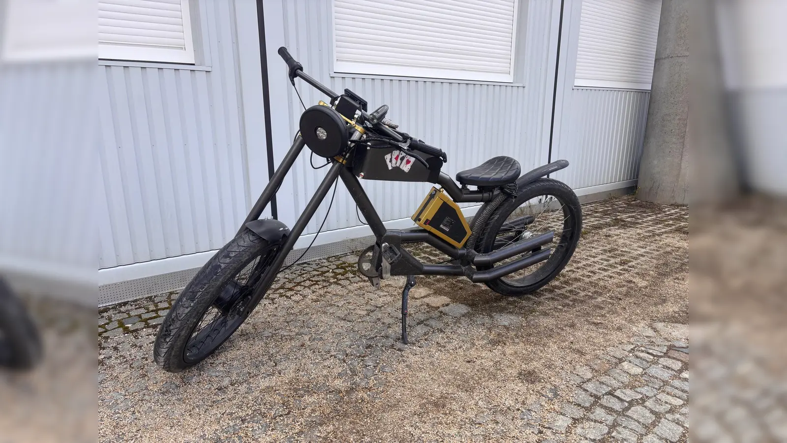 Ein 49-jähriger Mann wurde in Amberg mit einem selbstgebauten Fahrrad mit Motorantrieb und über 1,20 Promille Alkohol im Blut gestoppt. (Bild: Lehmeier/Polizeiinspektion Amberg)