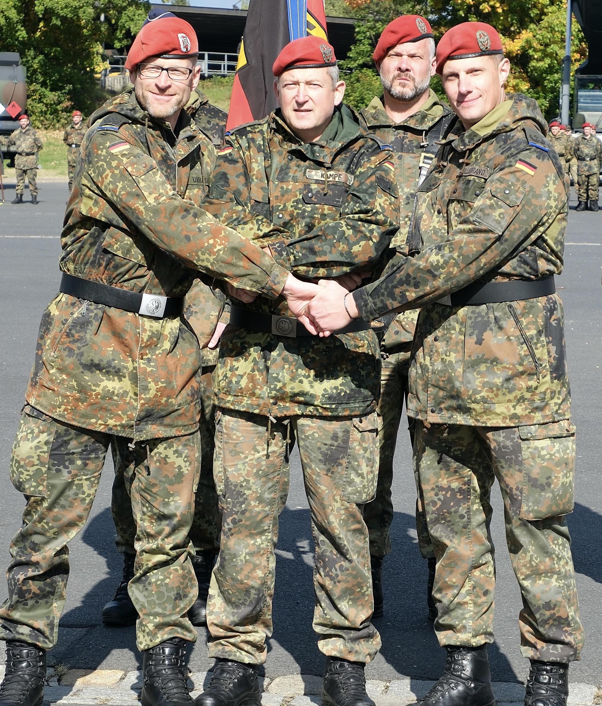 Regimentskommandeur Oberst Matthias Kampf (Bildmitte) übergibt das Kommando über das Logistikbataillon 472 von Oberstleutnant Martin Hillebrand (rechts) an Oberstleutnant René Urbach (links). (Bild: gsp)
